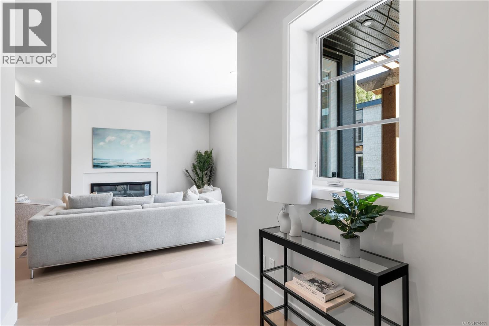 5 2590 Penrhyn Street, Saanich