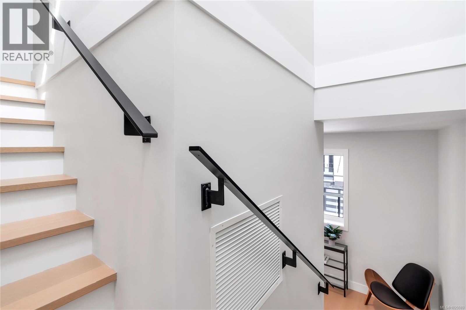 5 2590 Penrhyn Street, Saanich