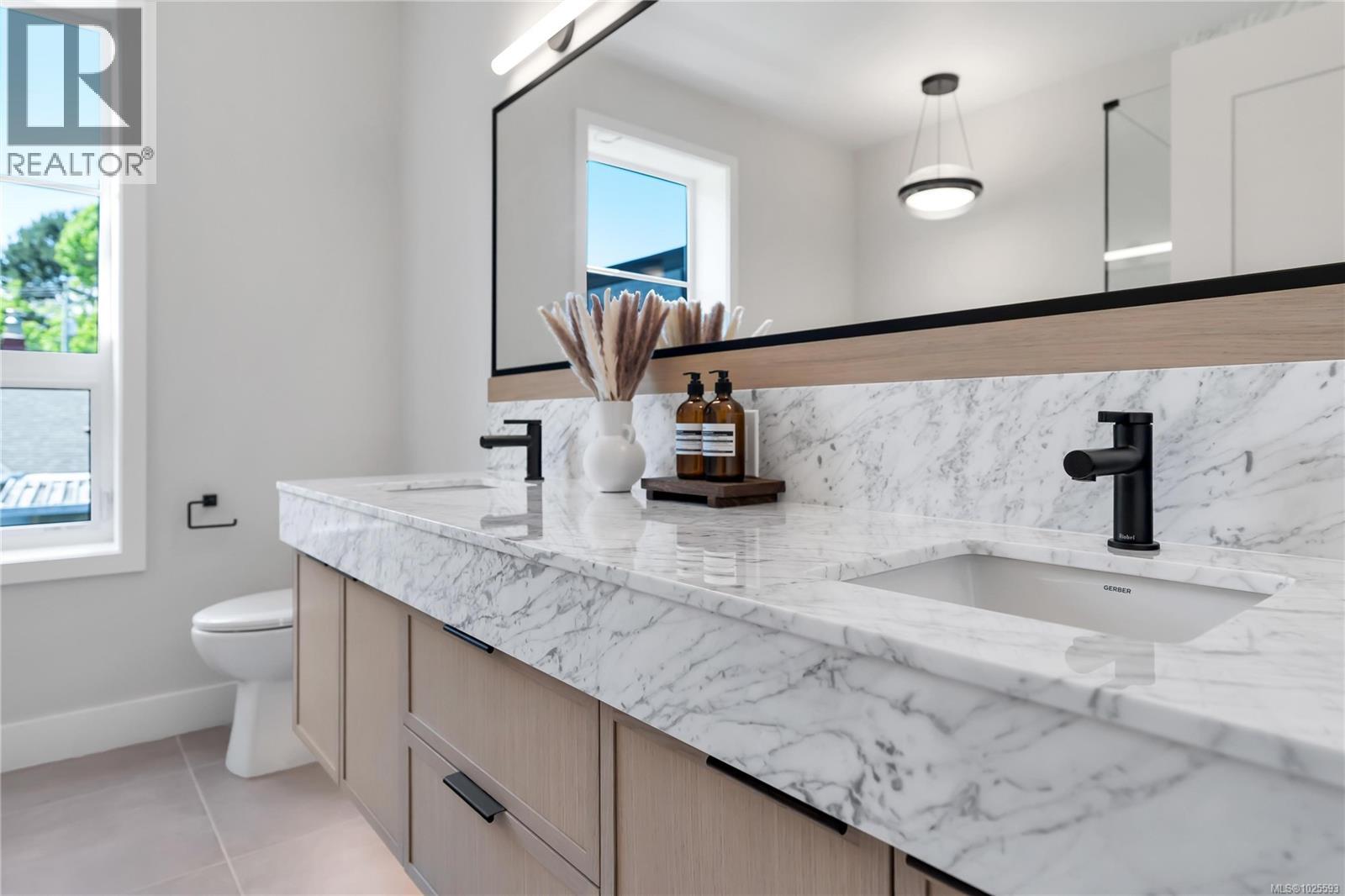 5 2590 Penrhyn Street, Saanich