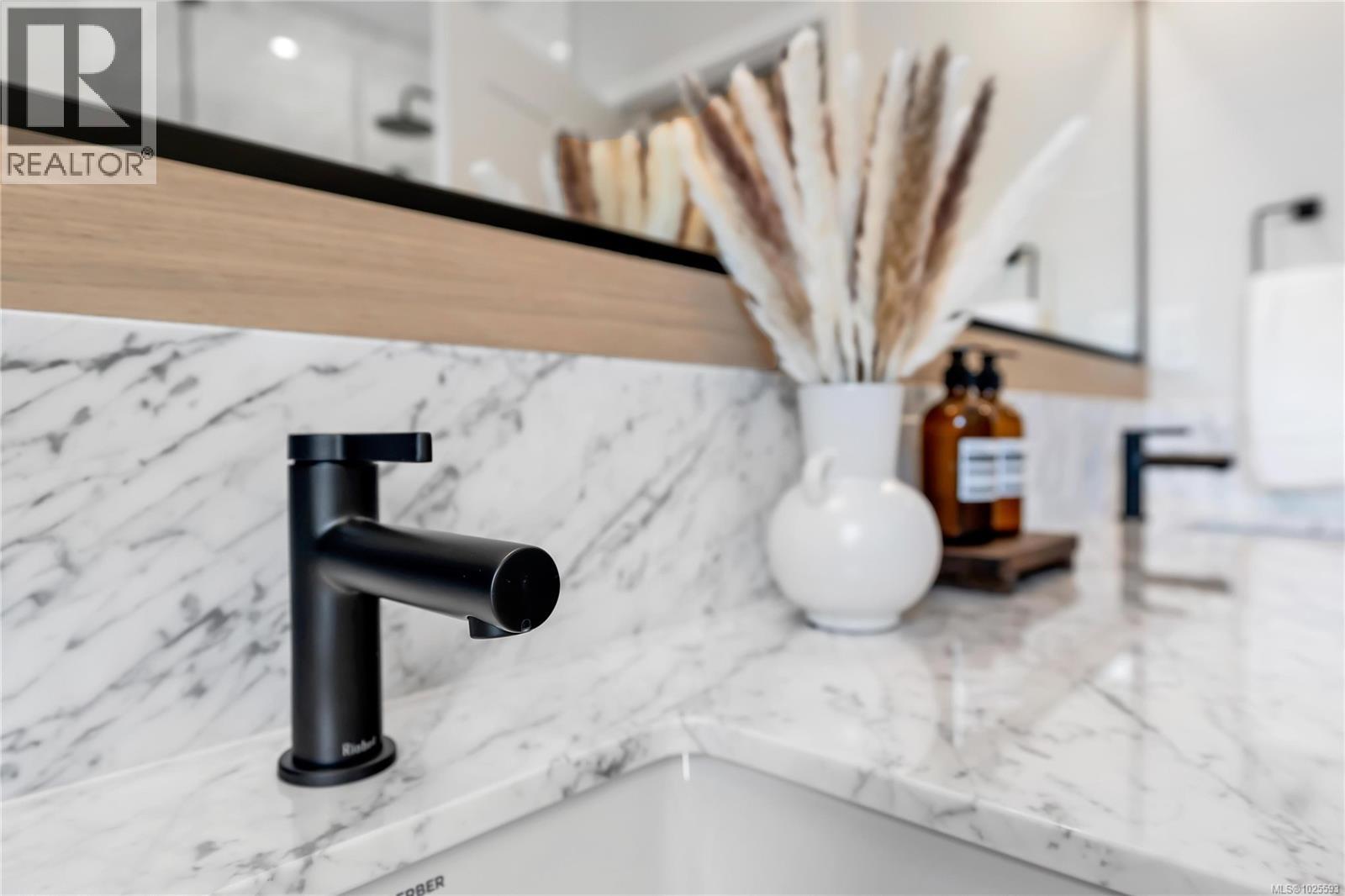 5 2590 Penrhyn Street, Saanich