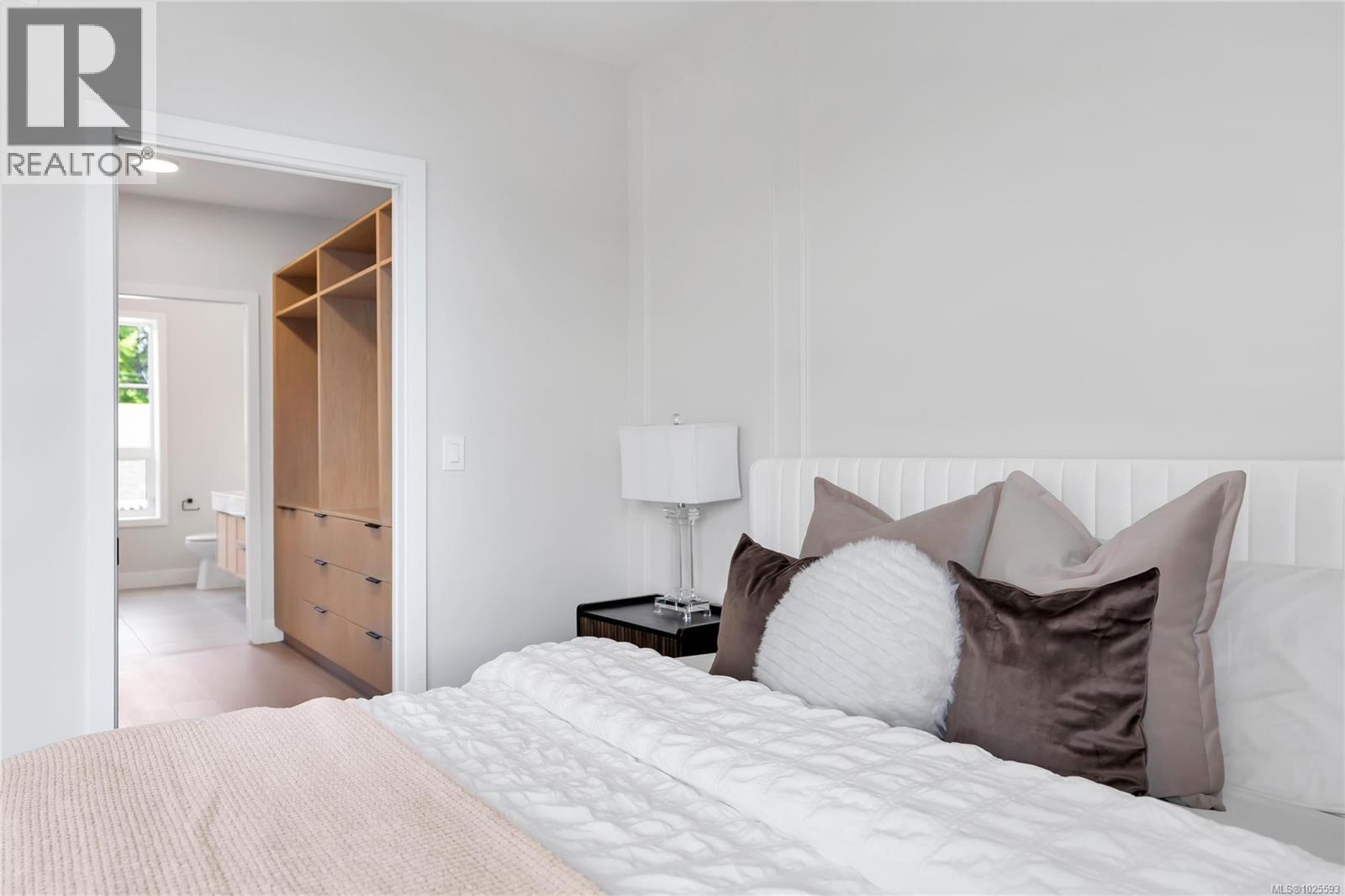 5 2590 Penrhyn Street, Saanich