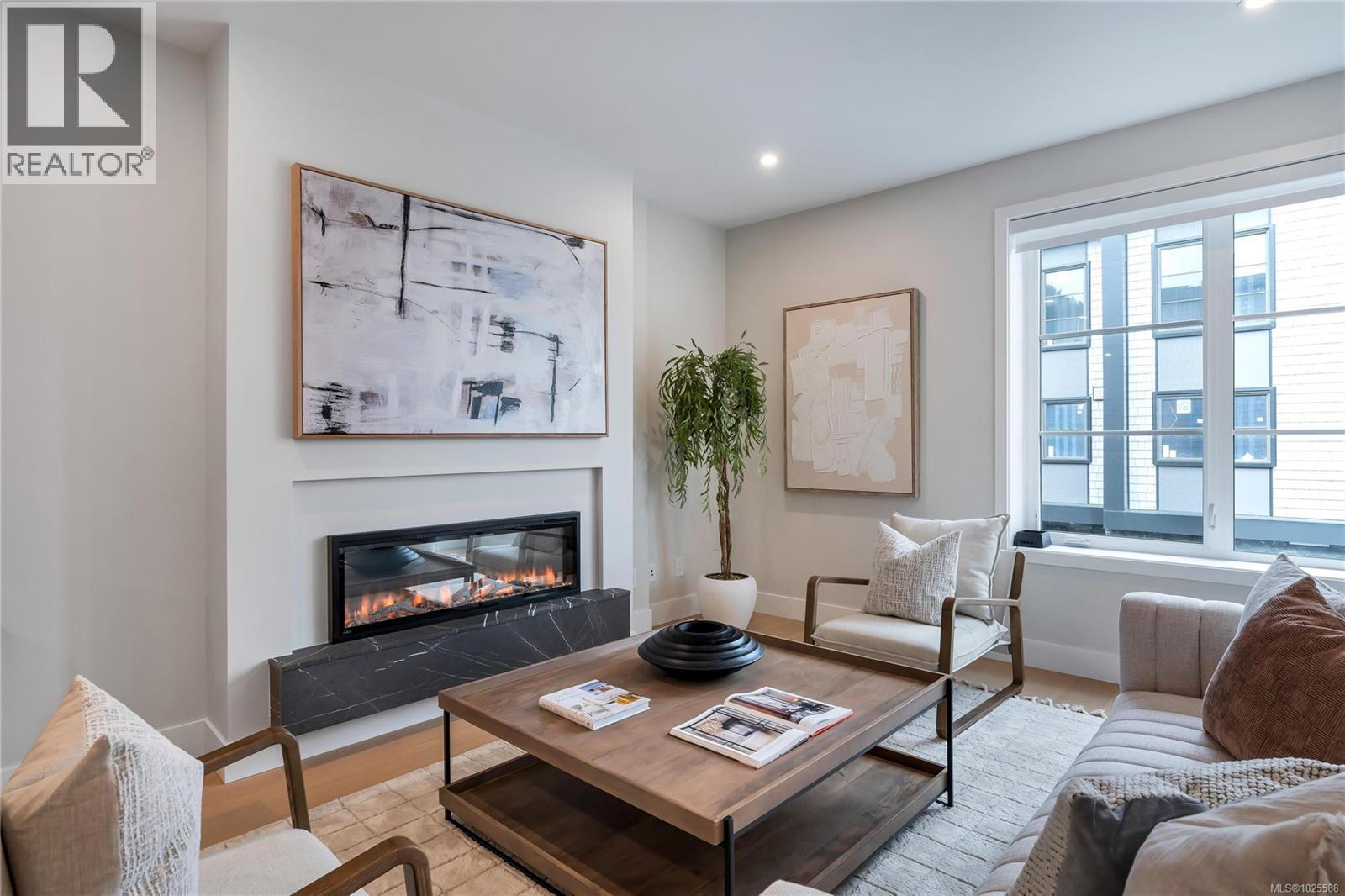 2 2590 Penrhyn Street, Saanich