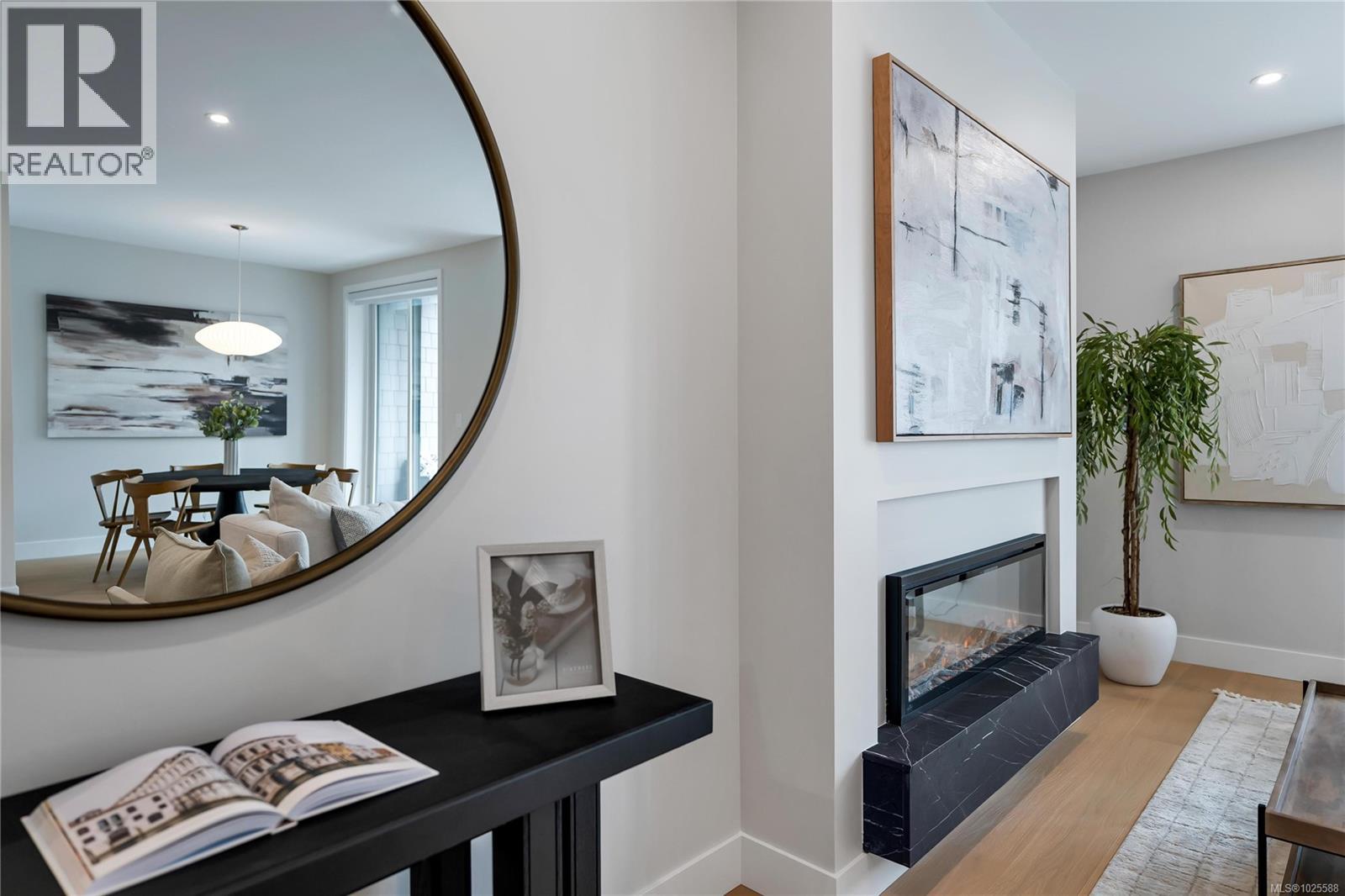 2 2590 Penrhyn Street, Saanich