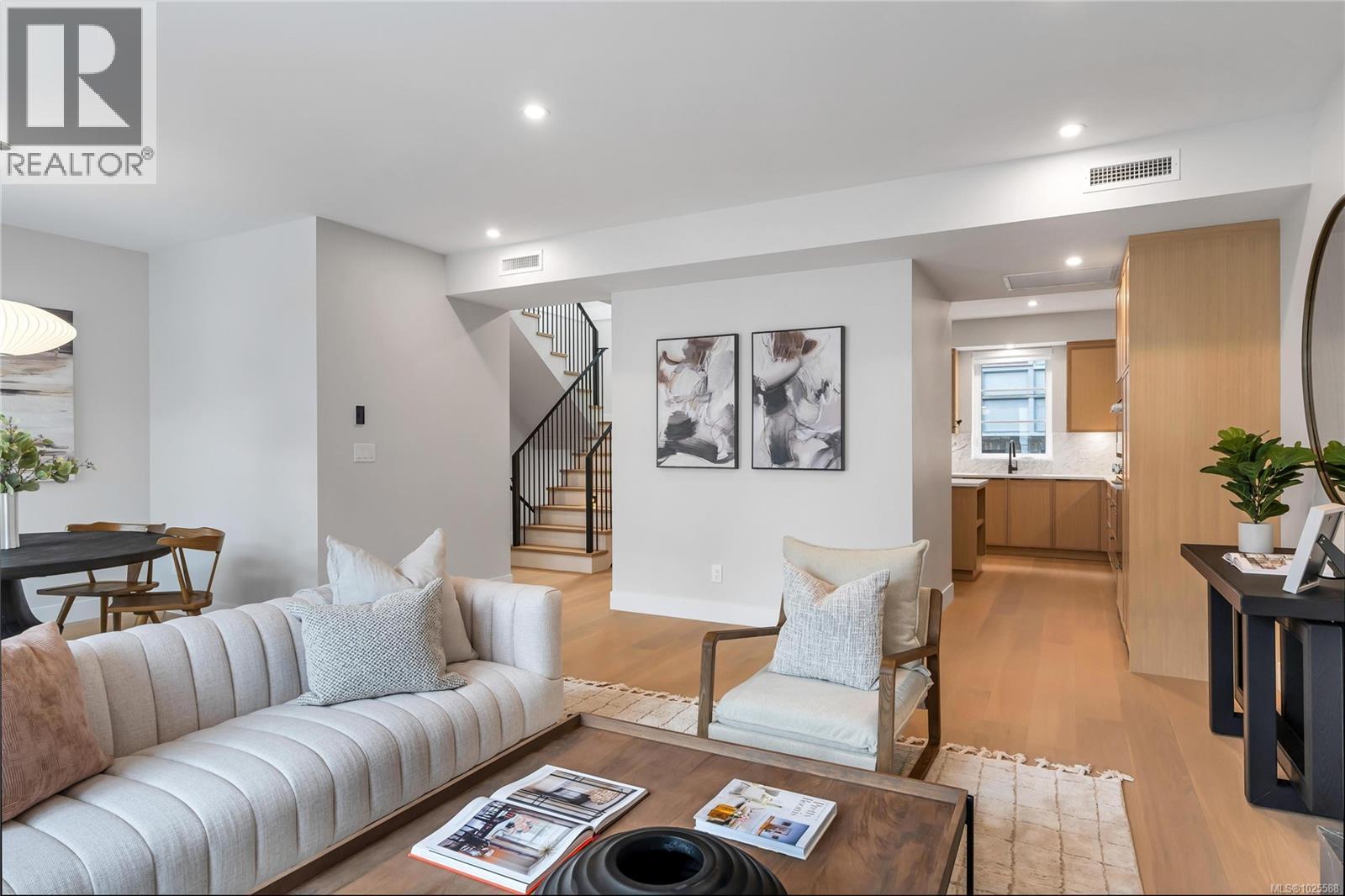 2 2590 Penrhyn Street, Saanich