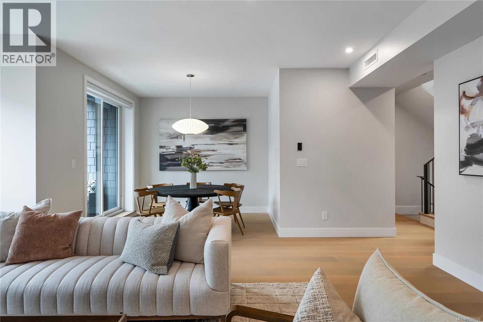 2 2590 Penrhyn Street, Saanich