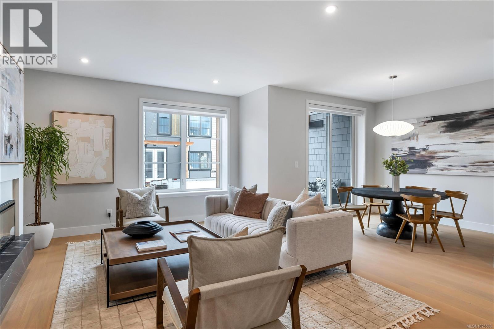 2 2590 Penrhyn Street, Saanich