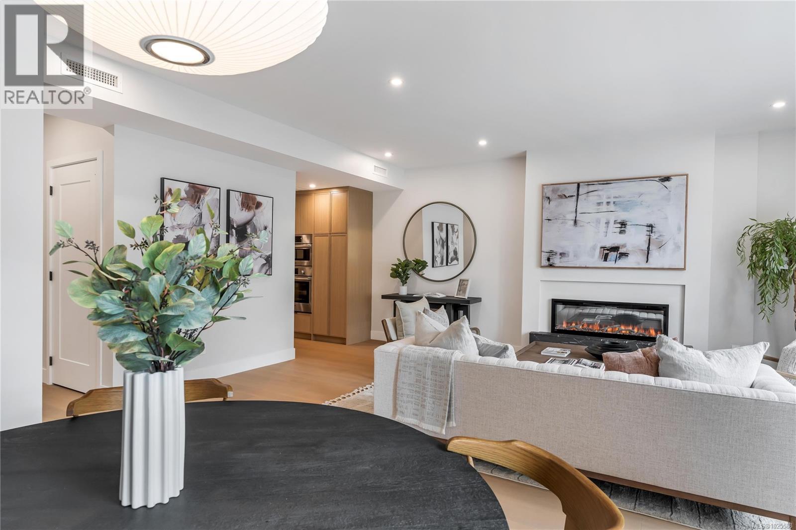 2 2590 Penrhyn Street, Saanich