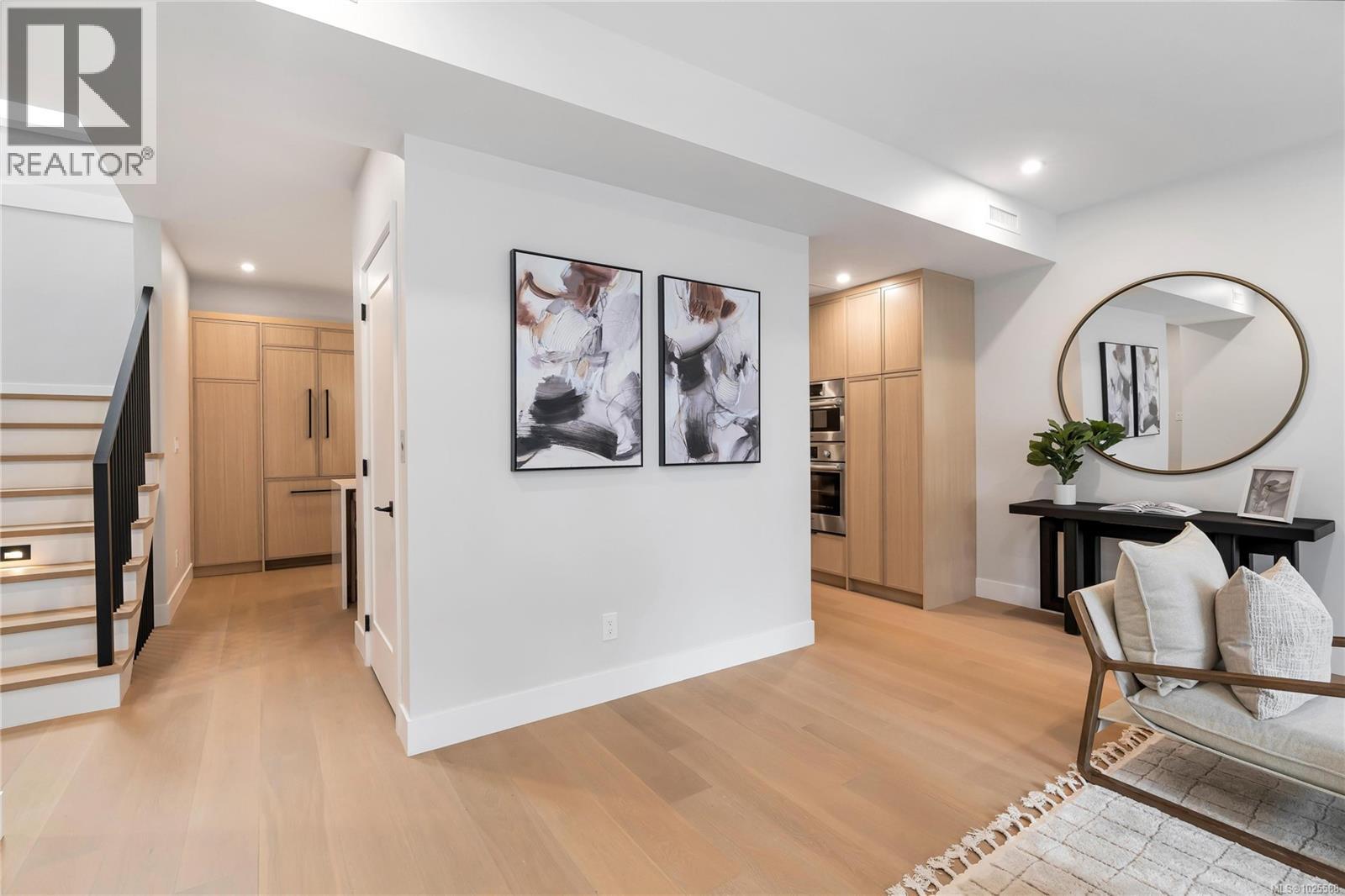 2 2590 Penrhyn Street, Saanich