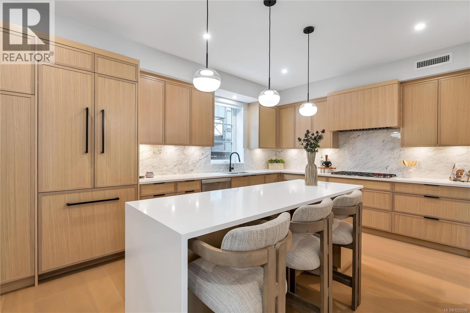 2 2590 Penrhyn Street, Saanich