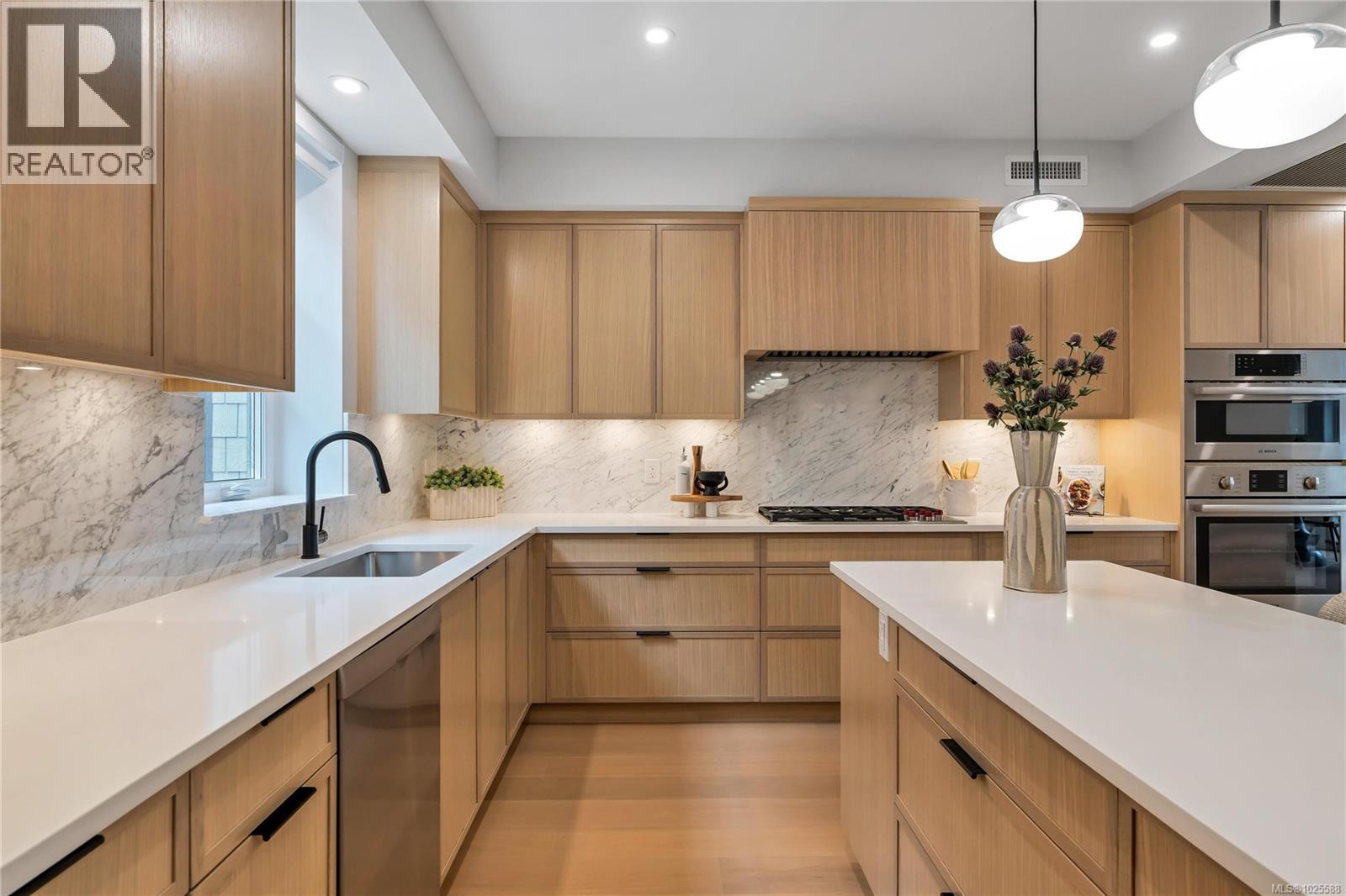 2 2590 Penrhyn Street, Saanich