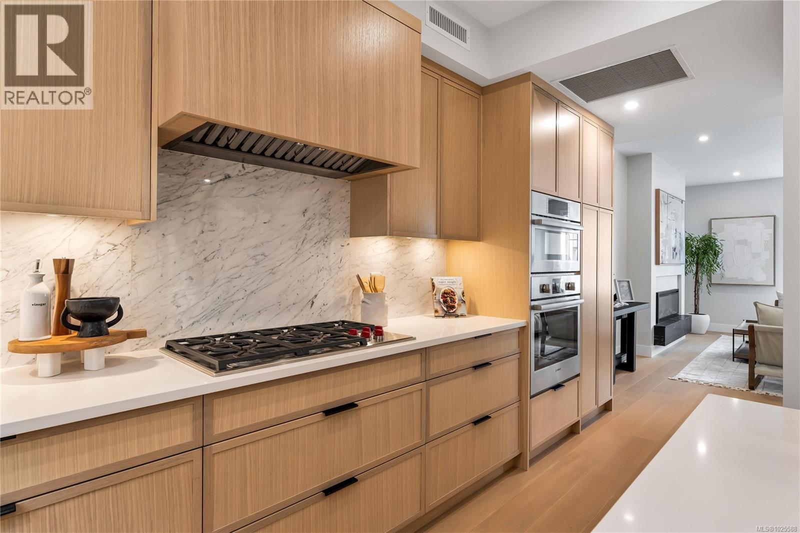 2 2590 Penrhyn Street, Saanich