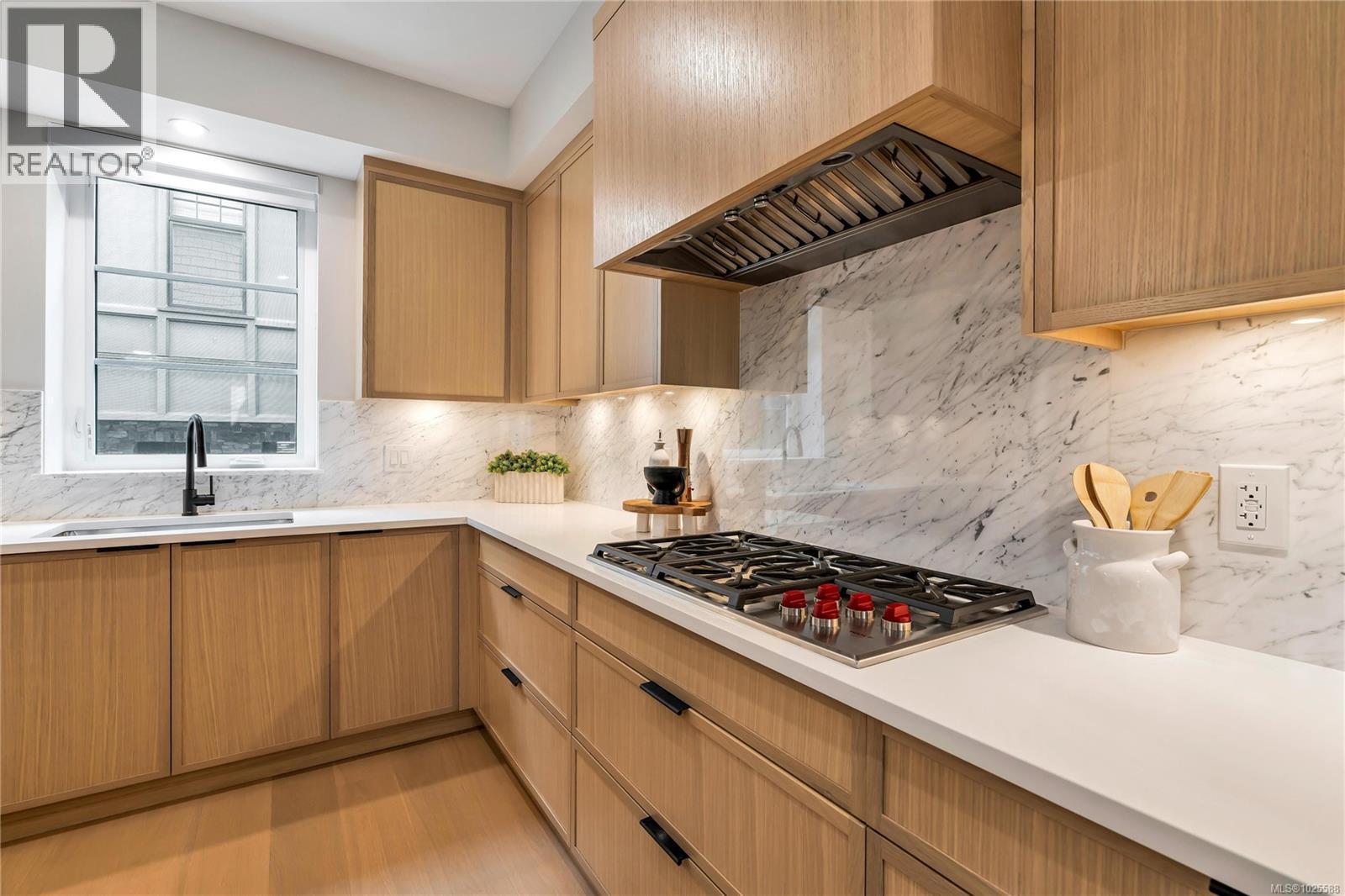 2 2590 Penrhyn Street, Saanich