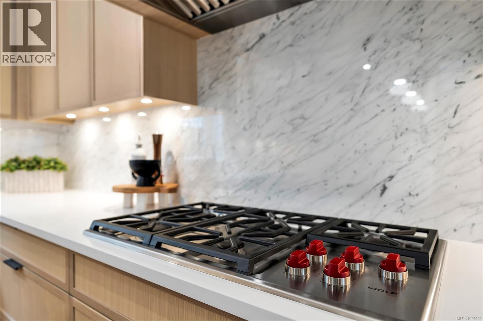 2 2590 Penrhyn Street, Saanich