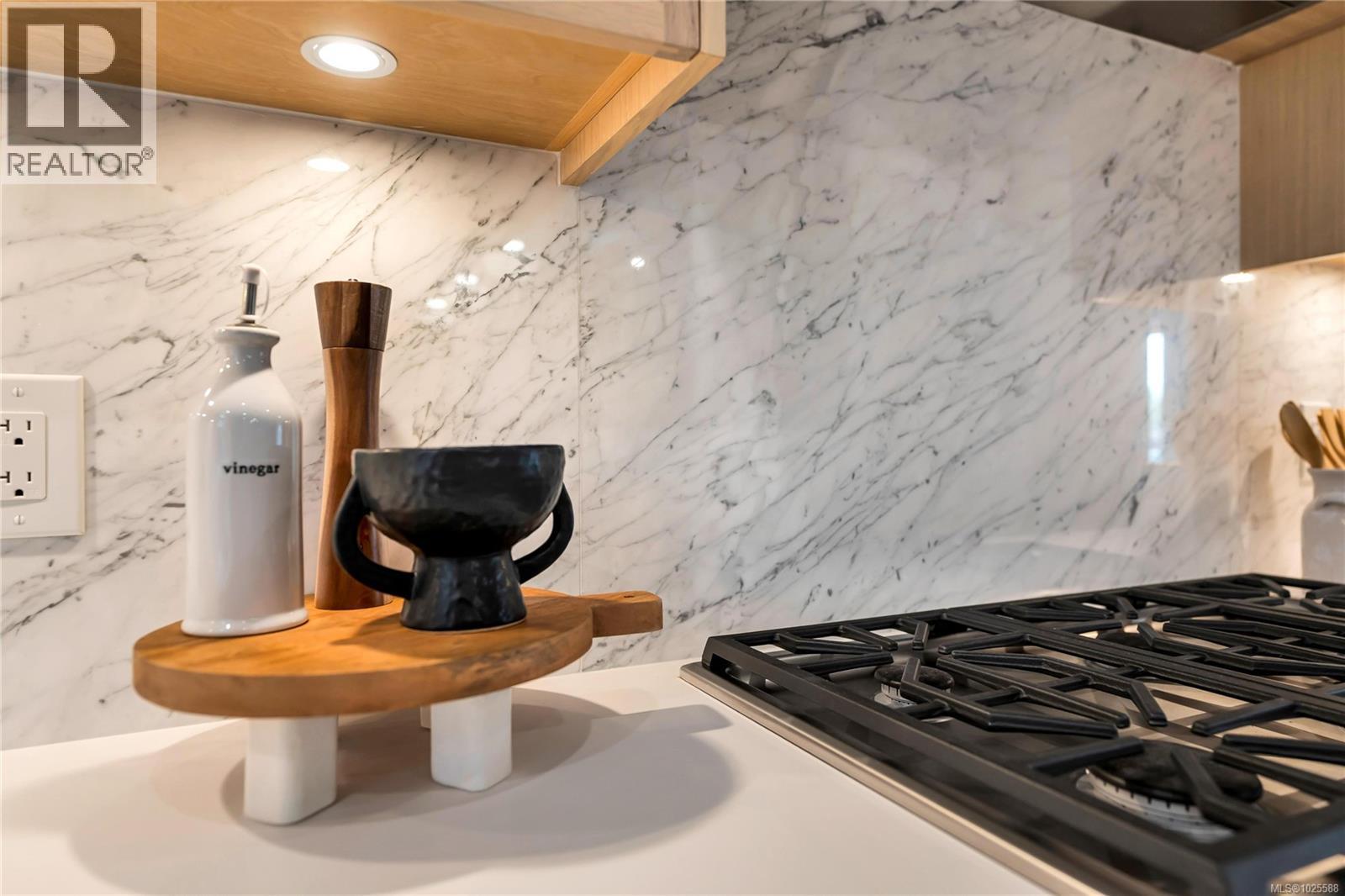 2 2590 Penrhyn Street, Saanich