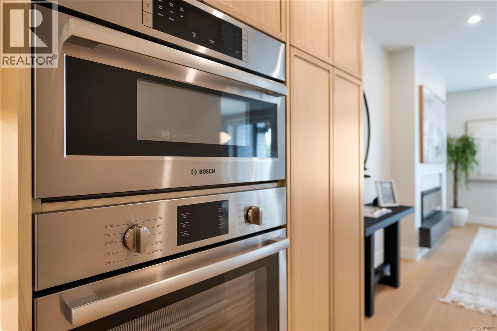 2 2590 Penrhyn Street, Saanich