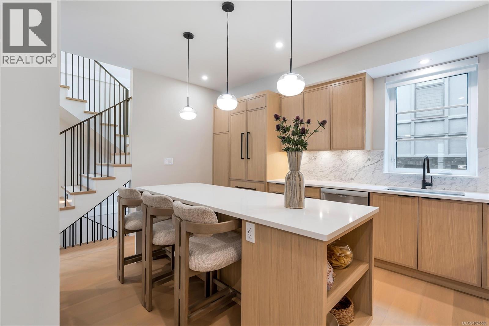 2 2590 Penrhyn Street, Saanich