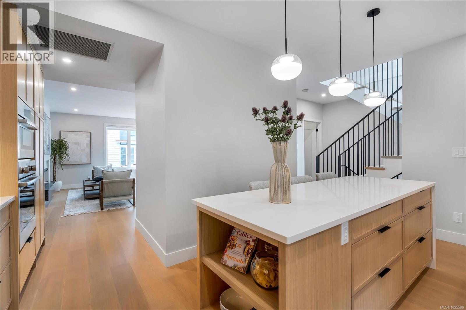 2 2590 Penrhyn Street, Saanich