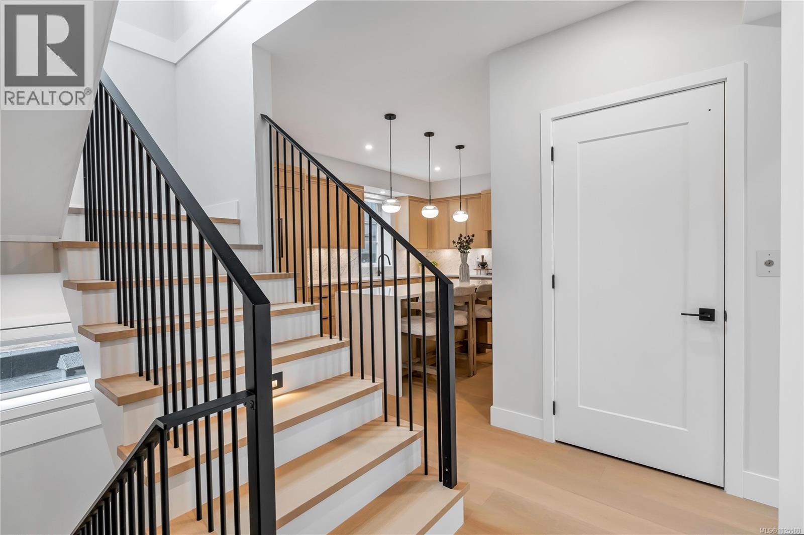 2 2590 Penrhyn Street, Saanich