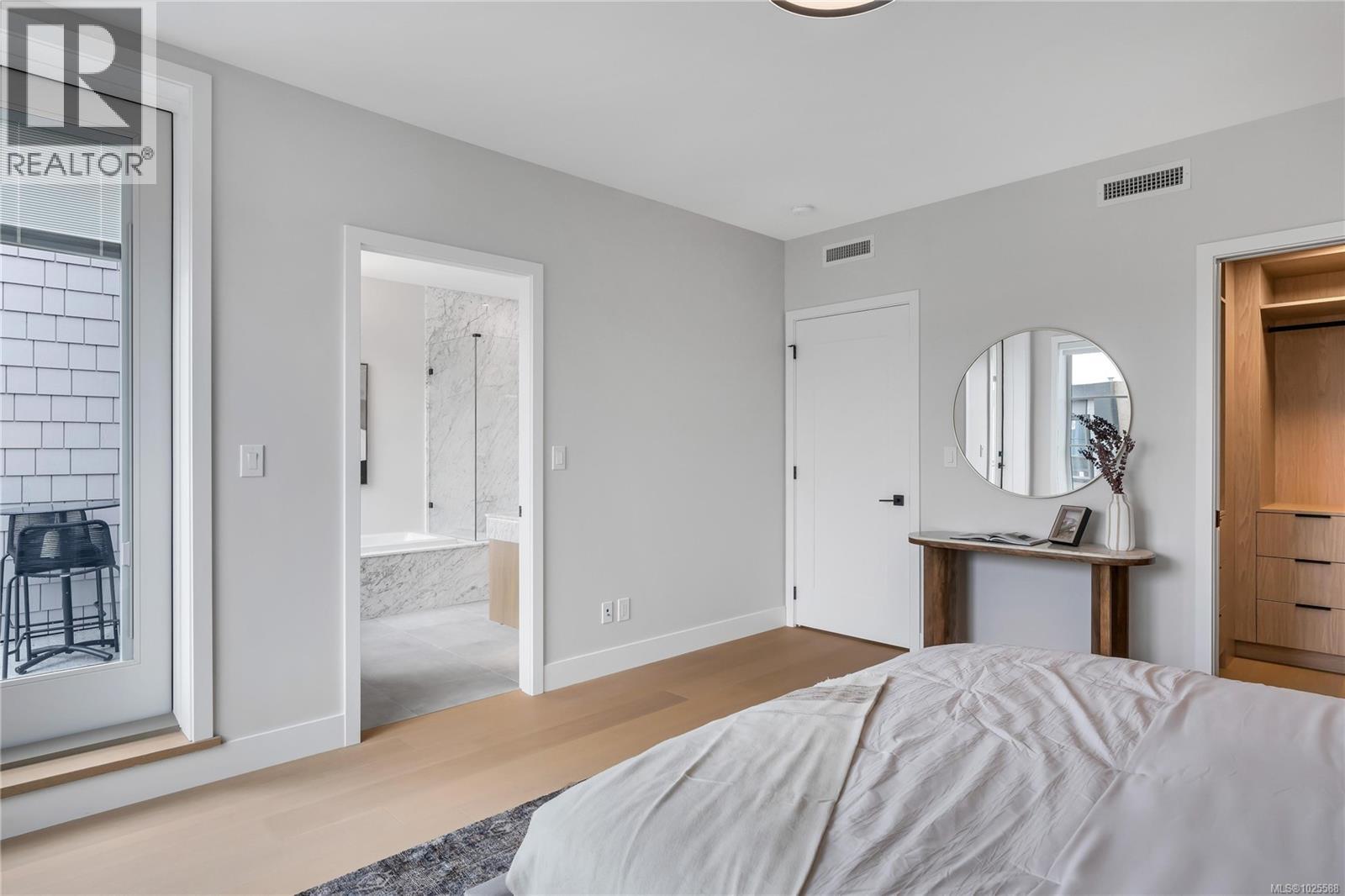 2 2590 Penrhyn Street, Saanich