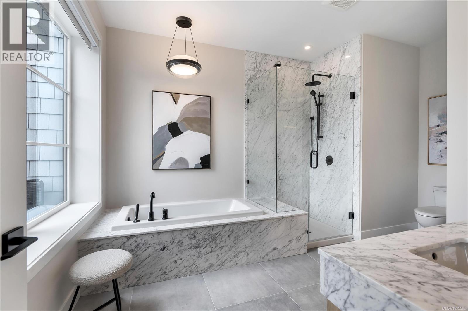 2 2590 Penrhyn Street, Saanich