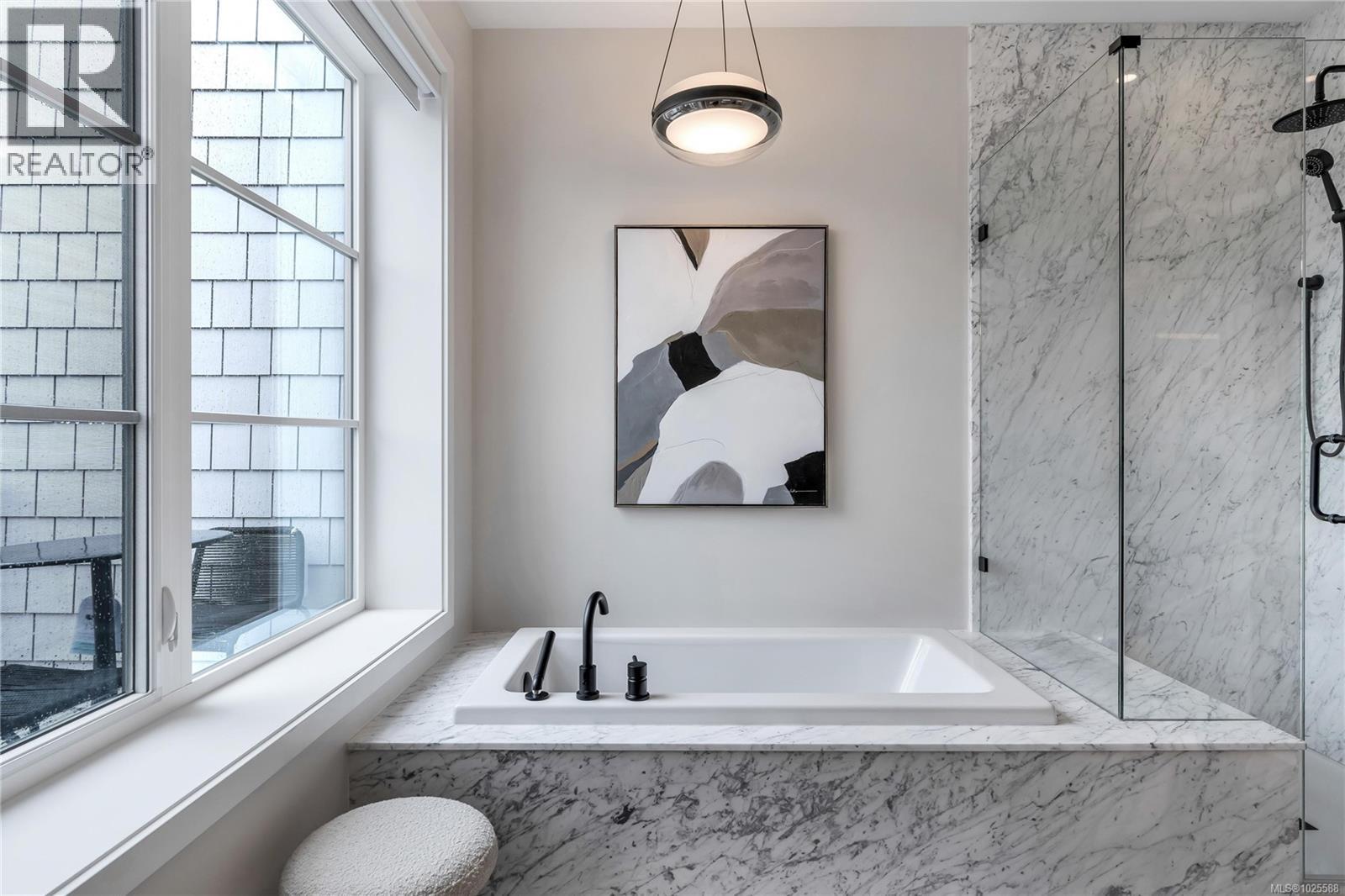 2 2590 Penrhyn Street, Saanich