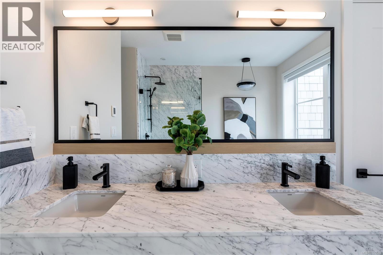 2 2590 Penrhyn Street, Saanich