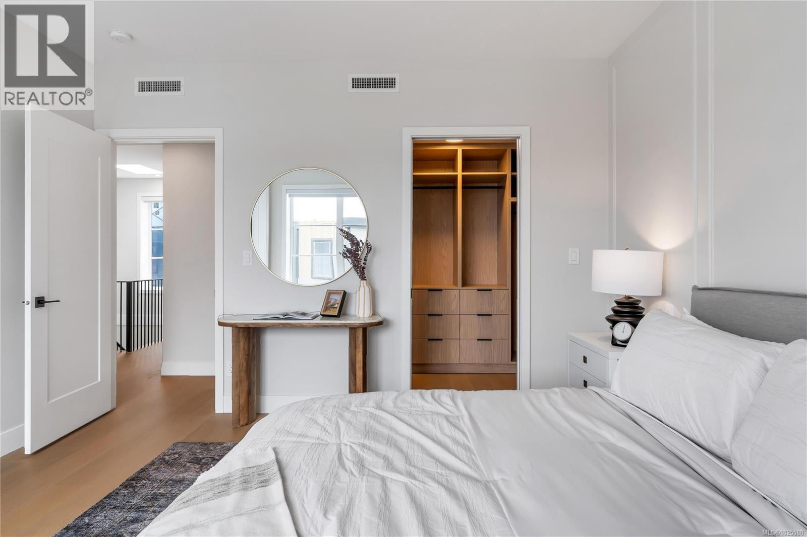 2 2590 Penrhyn Street, Saanich