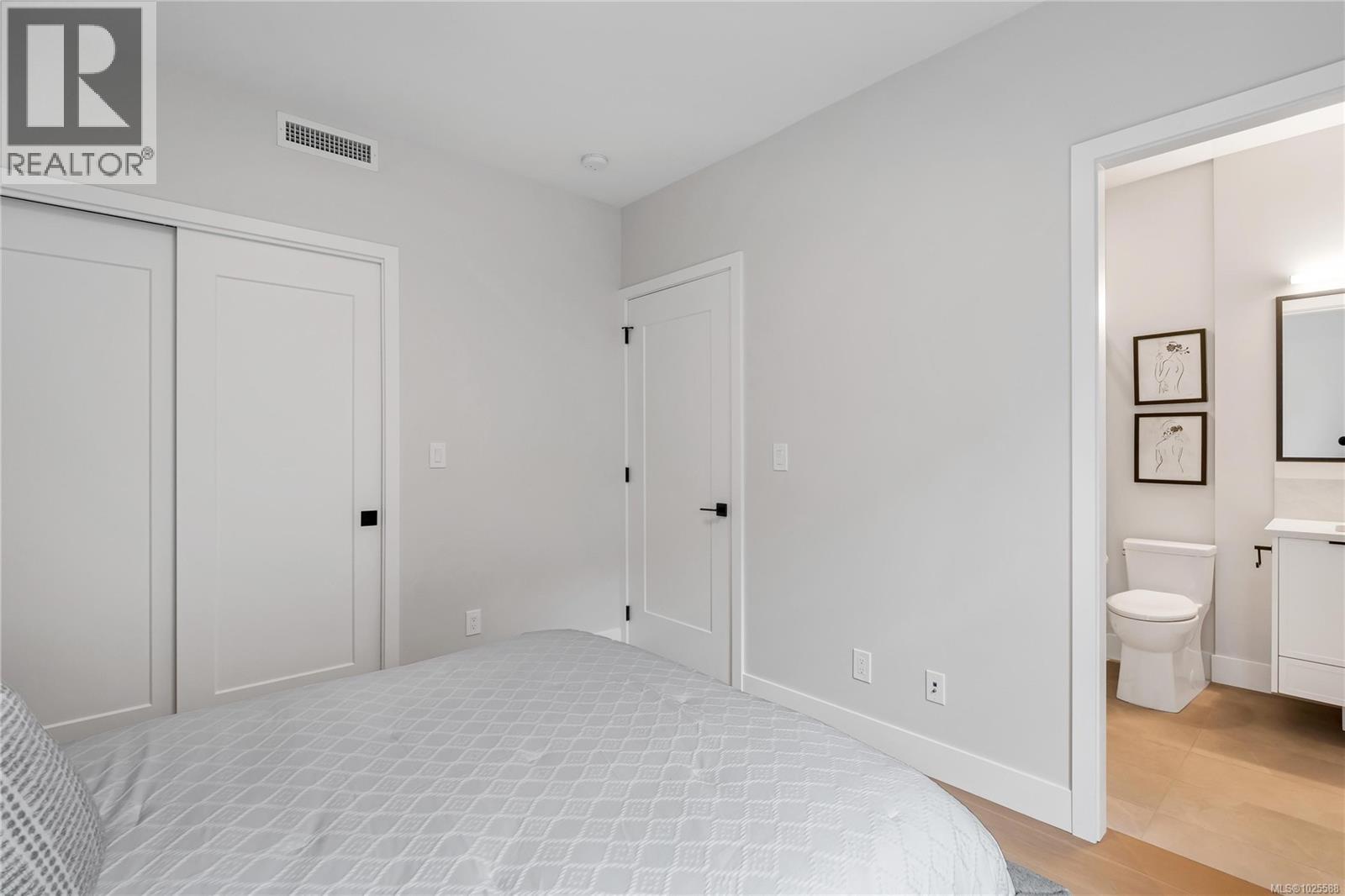 2 2590 Penrhyn Street, Saanich