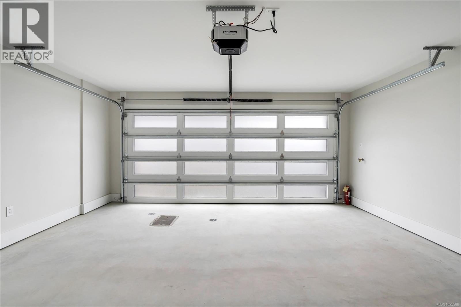 2 2590 Penrhyn Street, Saanich