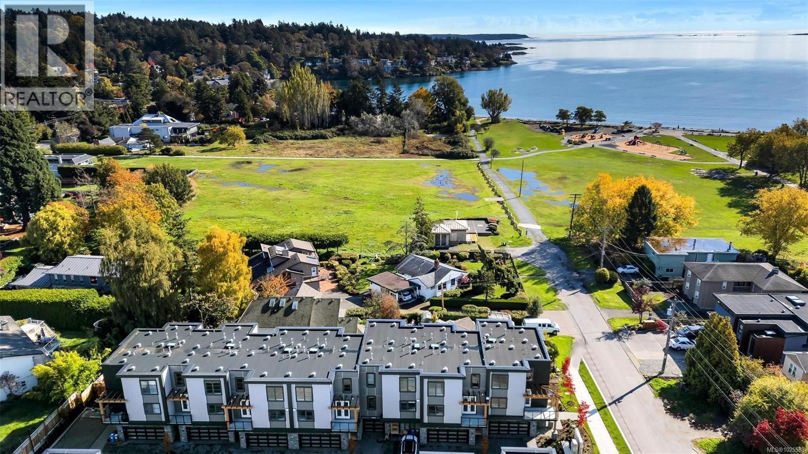 2 2590 Penrhyn Street, Saanich