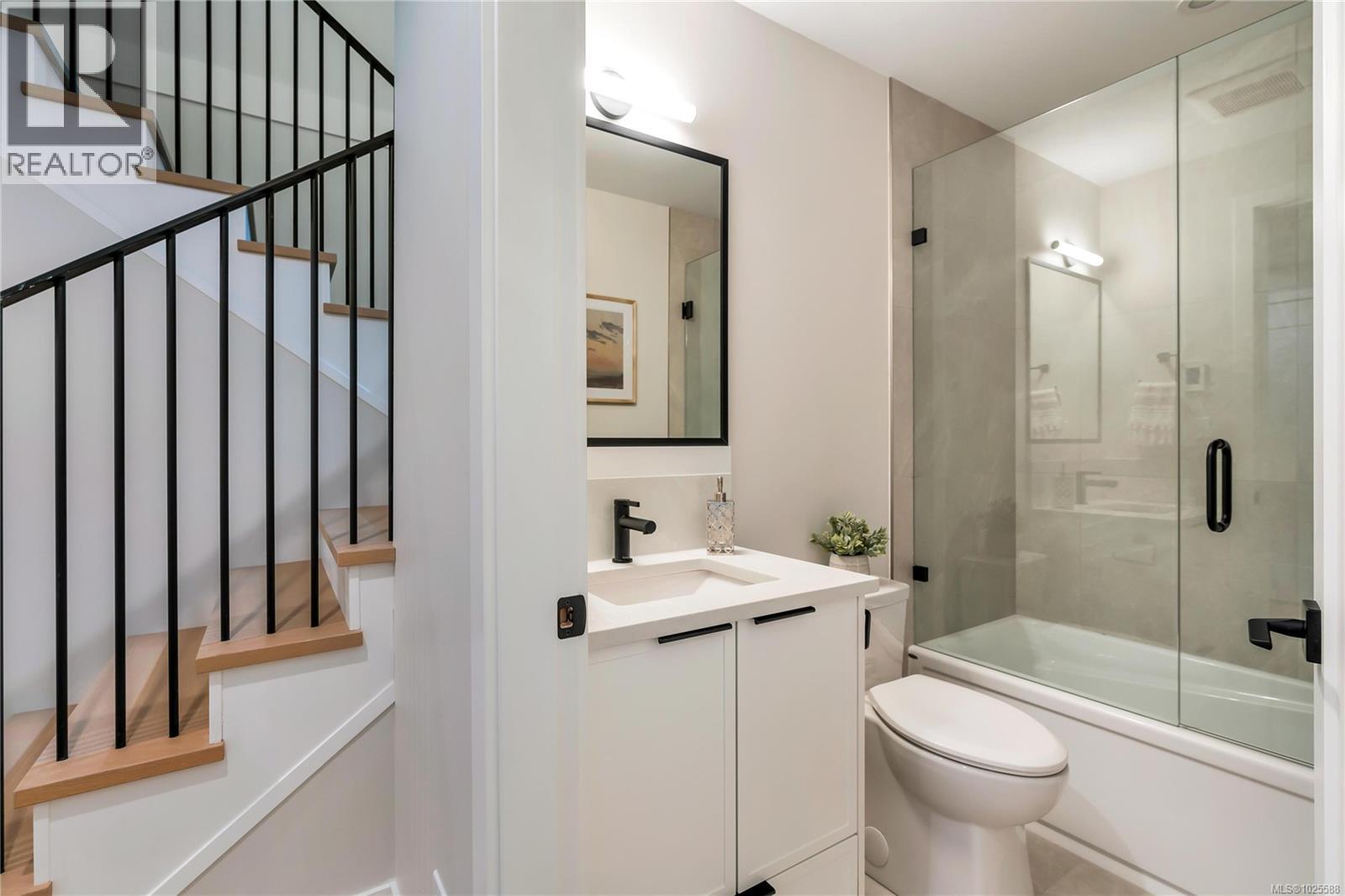 2 2590 Penrhyn Street, Saanich