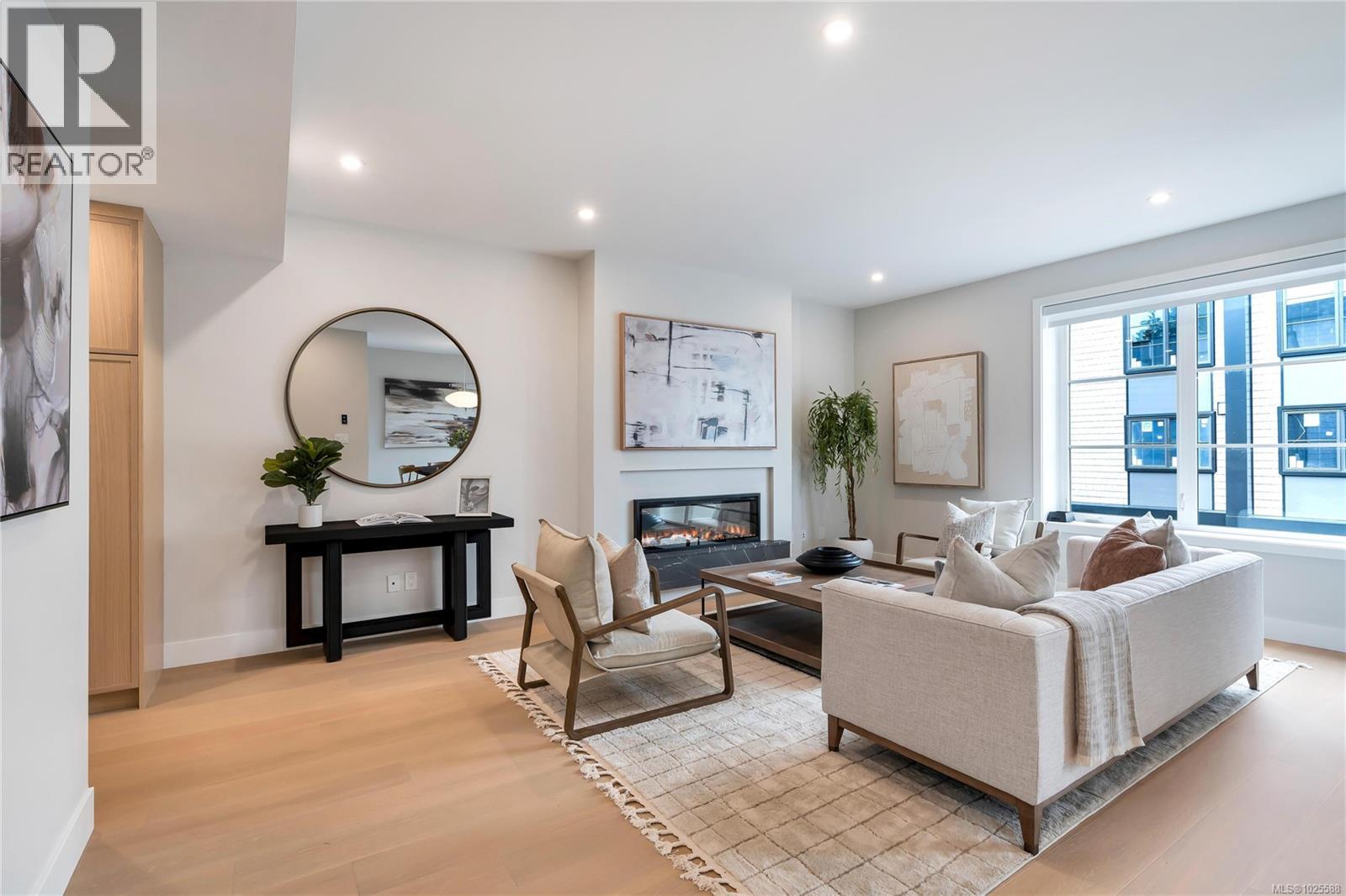 2 2590 Penrhyn Street, Saanich