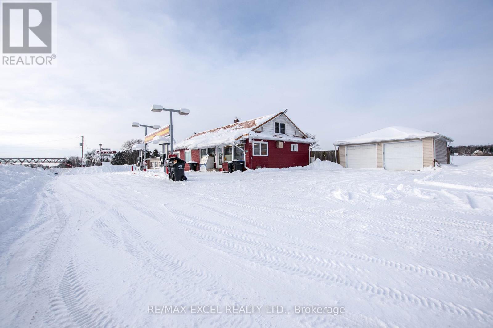 8906 Hwy 11 Road South