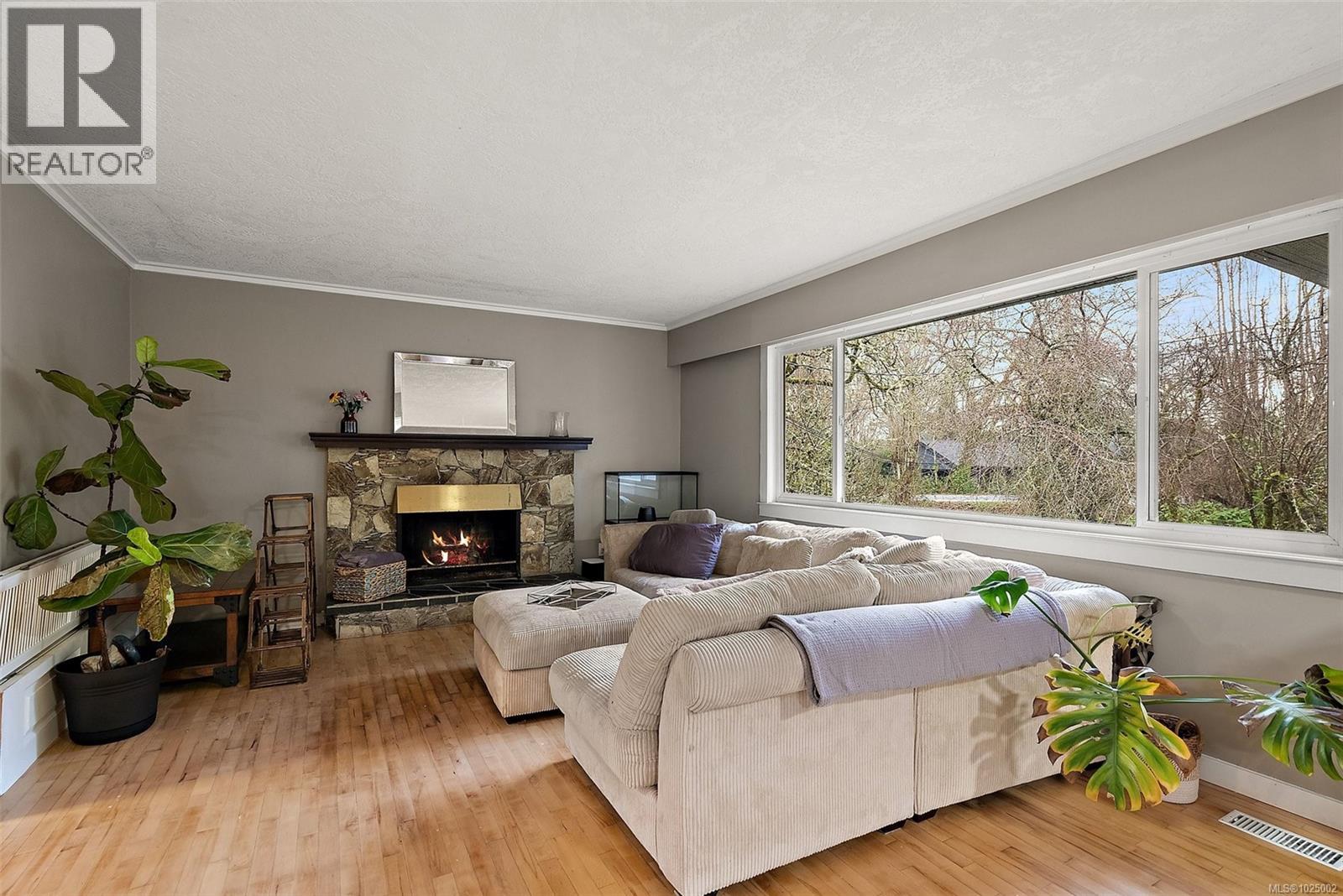 9146 West Saanich Rd, North Saanich