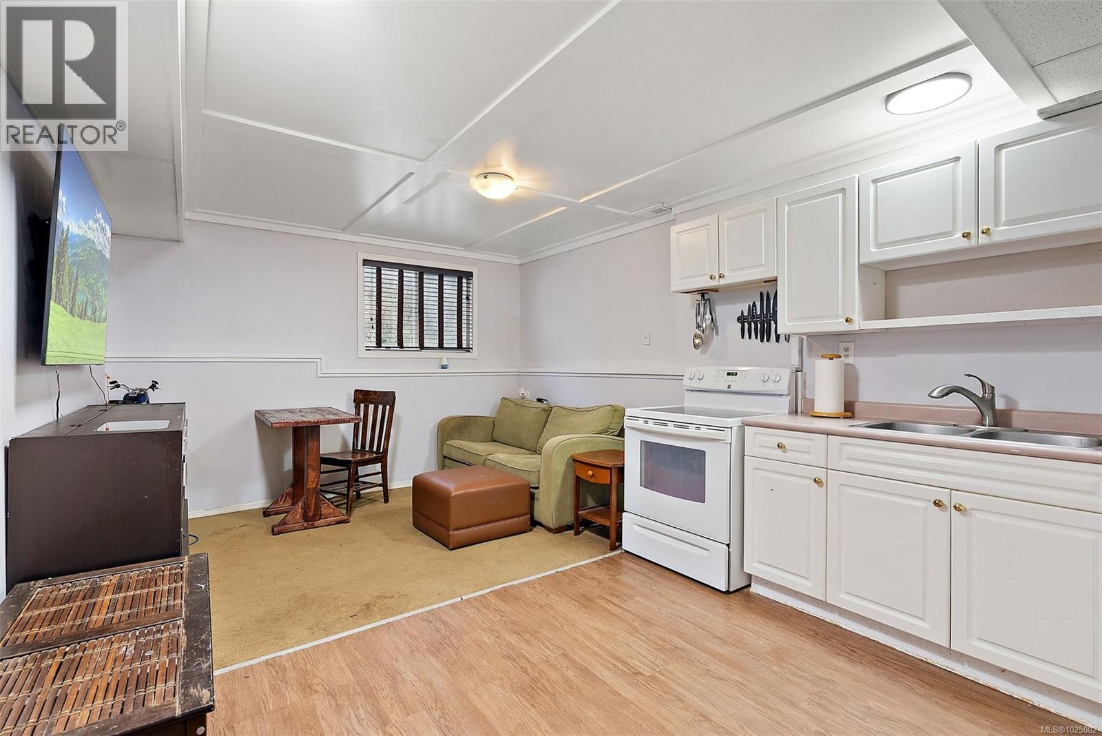 9146 West Saanich Rd, North Saanich