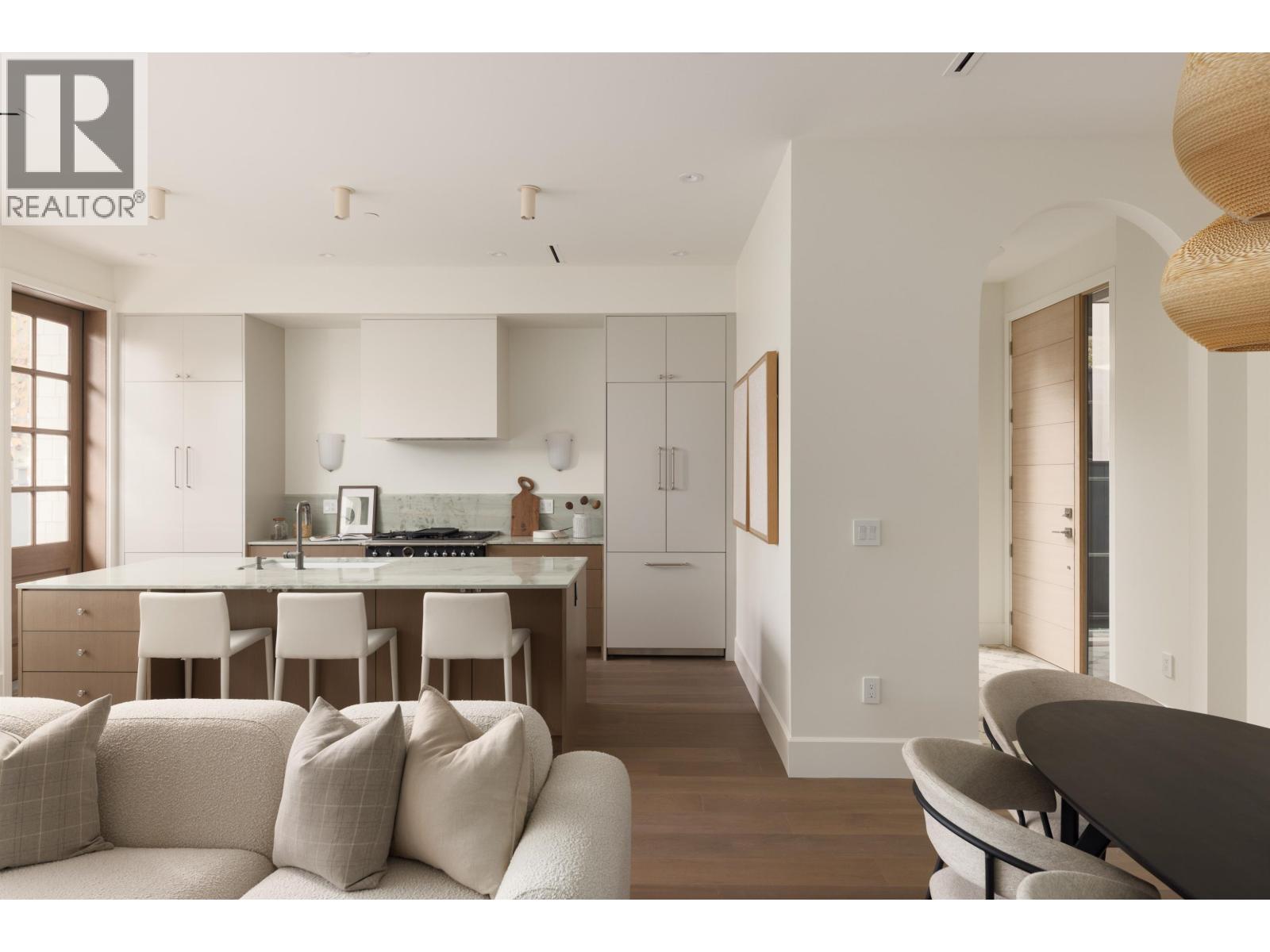 2 15 W 20TH AVENUE, Vancouver