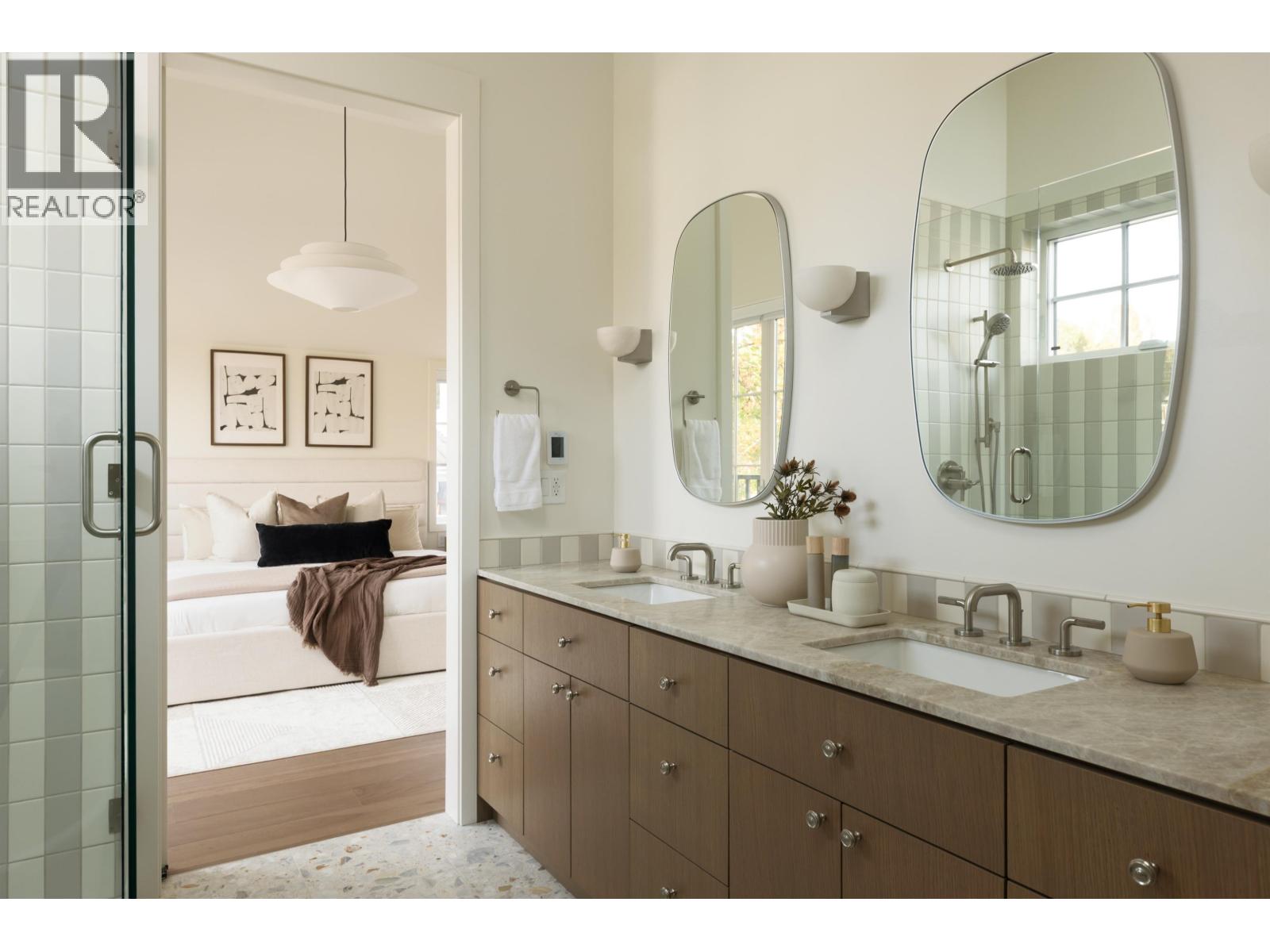 2 15 W 20TH AVENUE, Vancouver