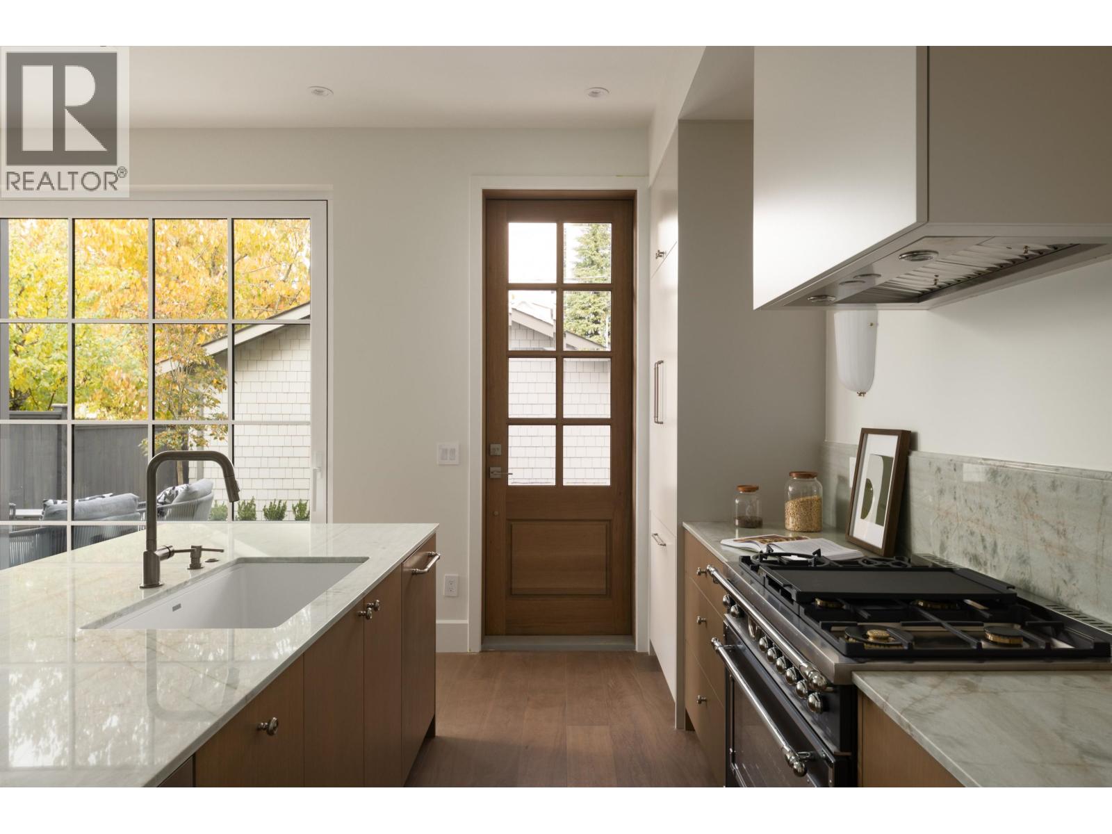 2 15 W 20TH AVENUE, Vancouver