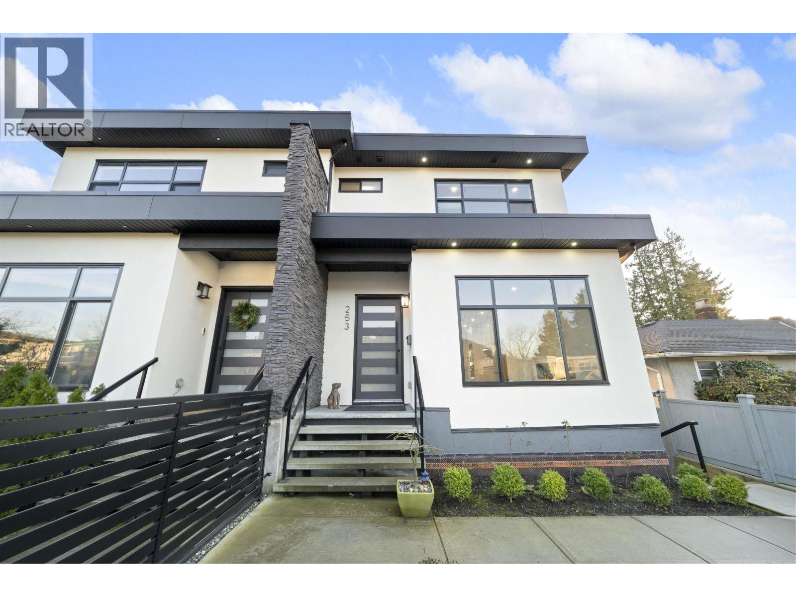253 W 18TH STREET, North Vancouver