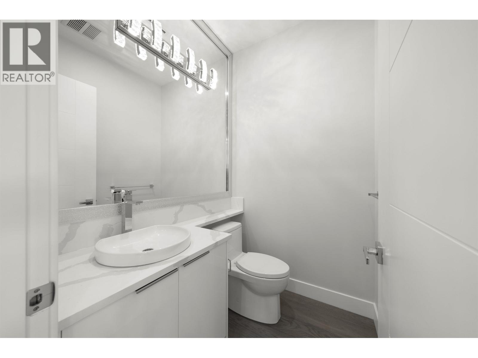 253 W 18TH STREET, North Vancouver