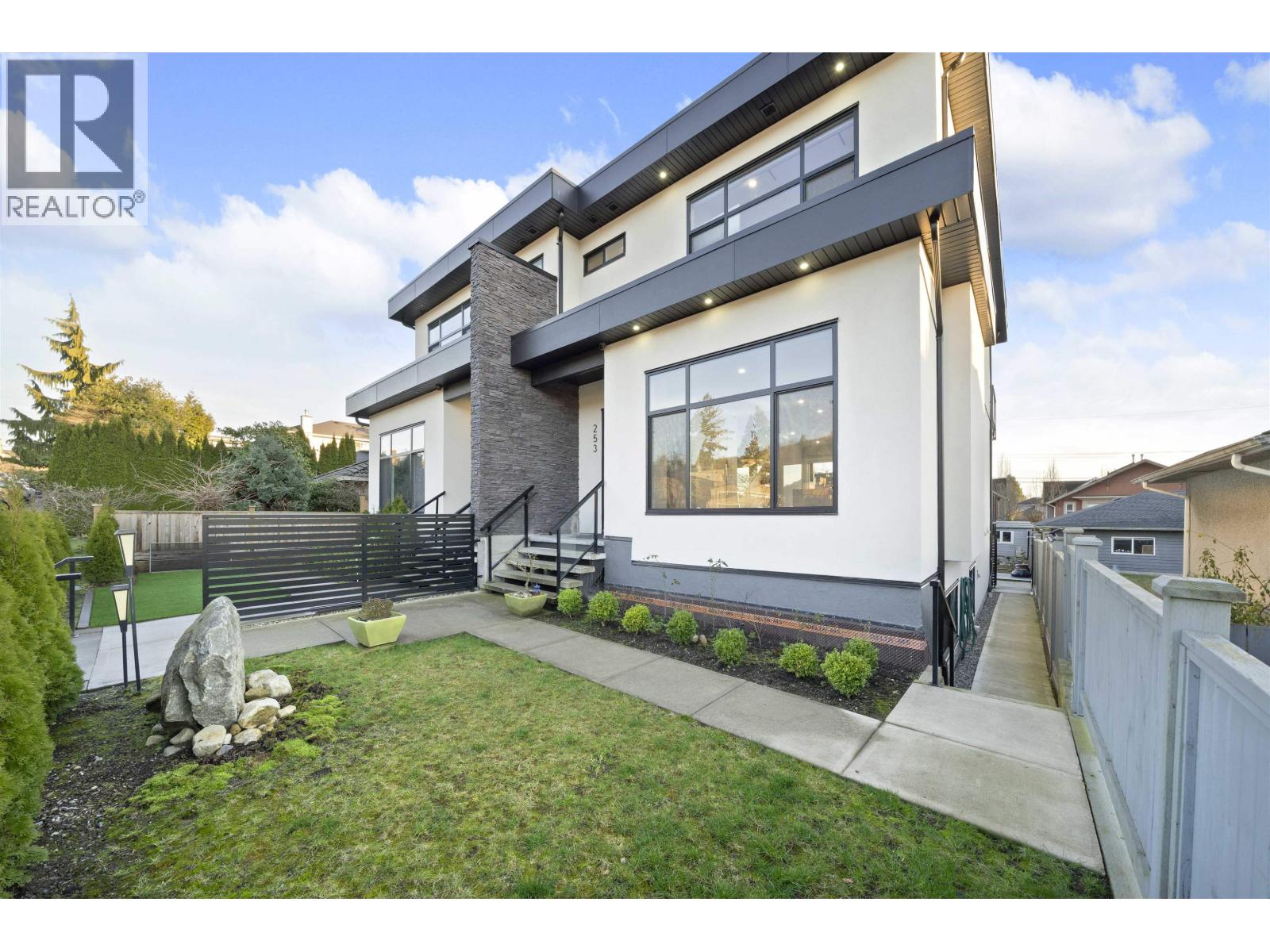 253 W 18TH STREET, North Vancouver