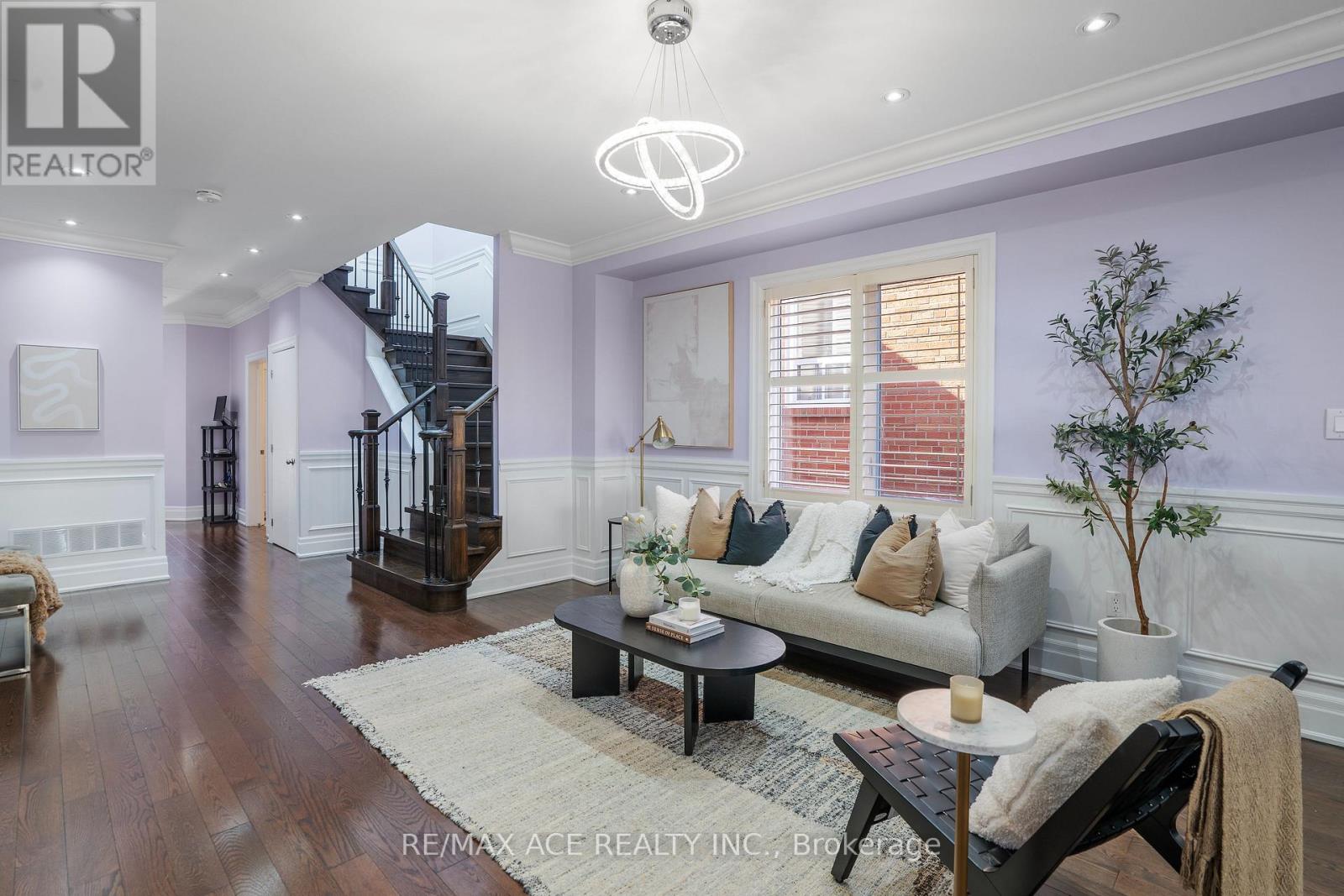 Single Family House for Sale in  AUGUST AVENUE Toronto (Oakridge) 