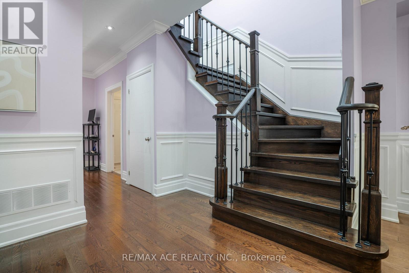 Single Family House for Sale in  AUGUST AVENUE Toronto (Oakridge) 