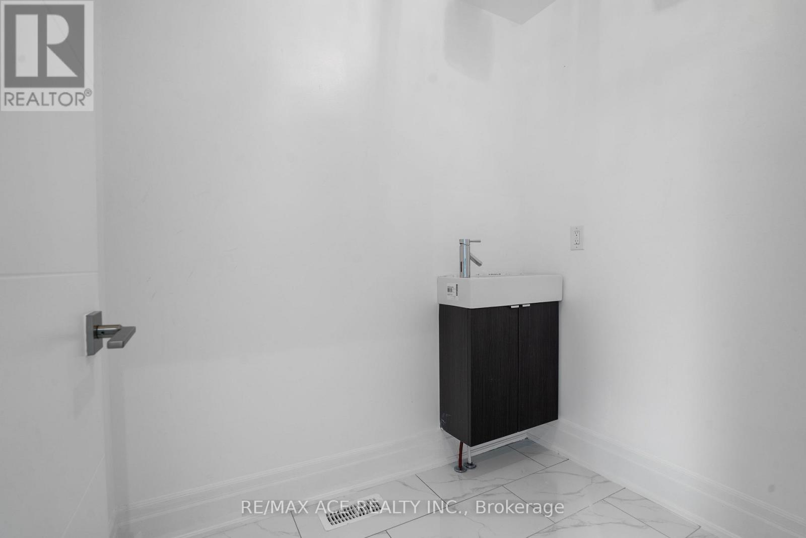 Single Family House for Sale in  AUGUST AVENUE Toronto (Oakridge) 