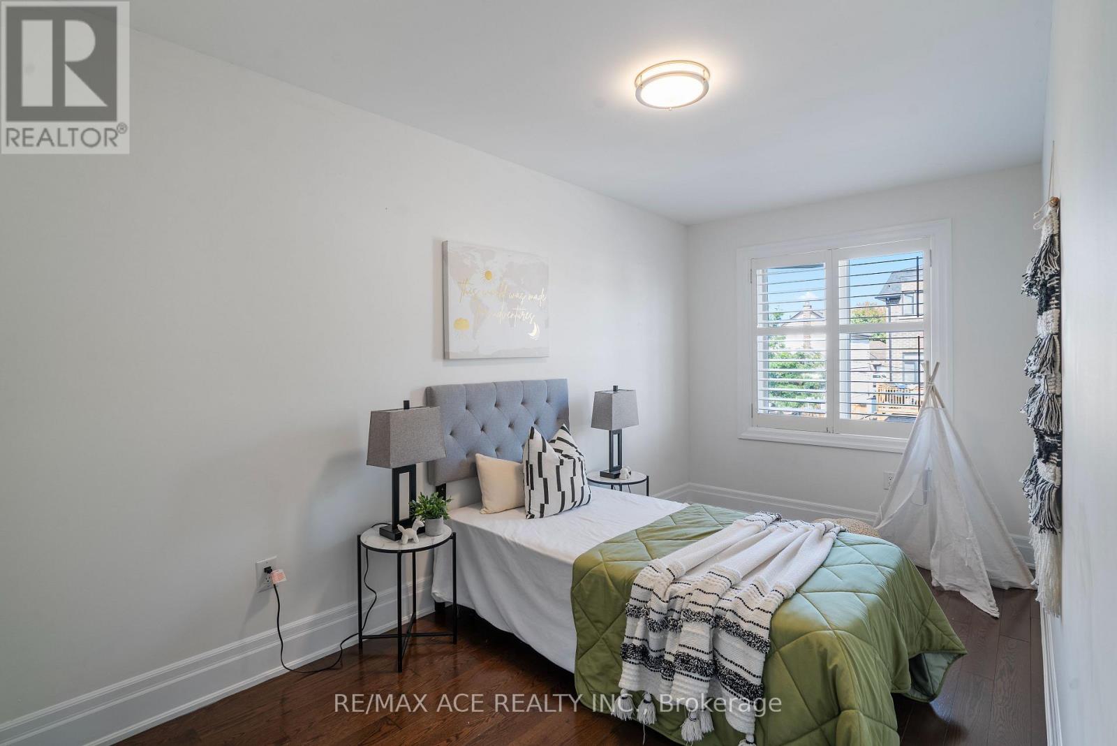 Single Family House for Sale in  AUGUST AVENUE Toronto (Oakridge) 