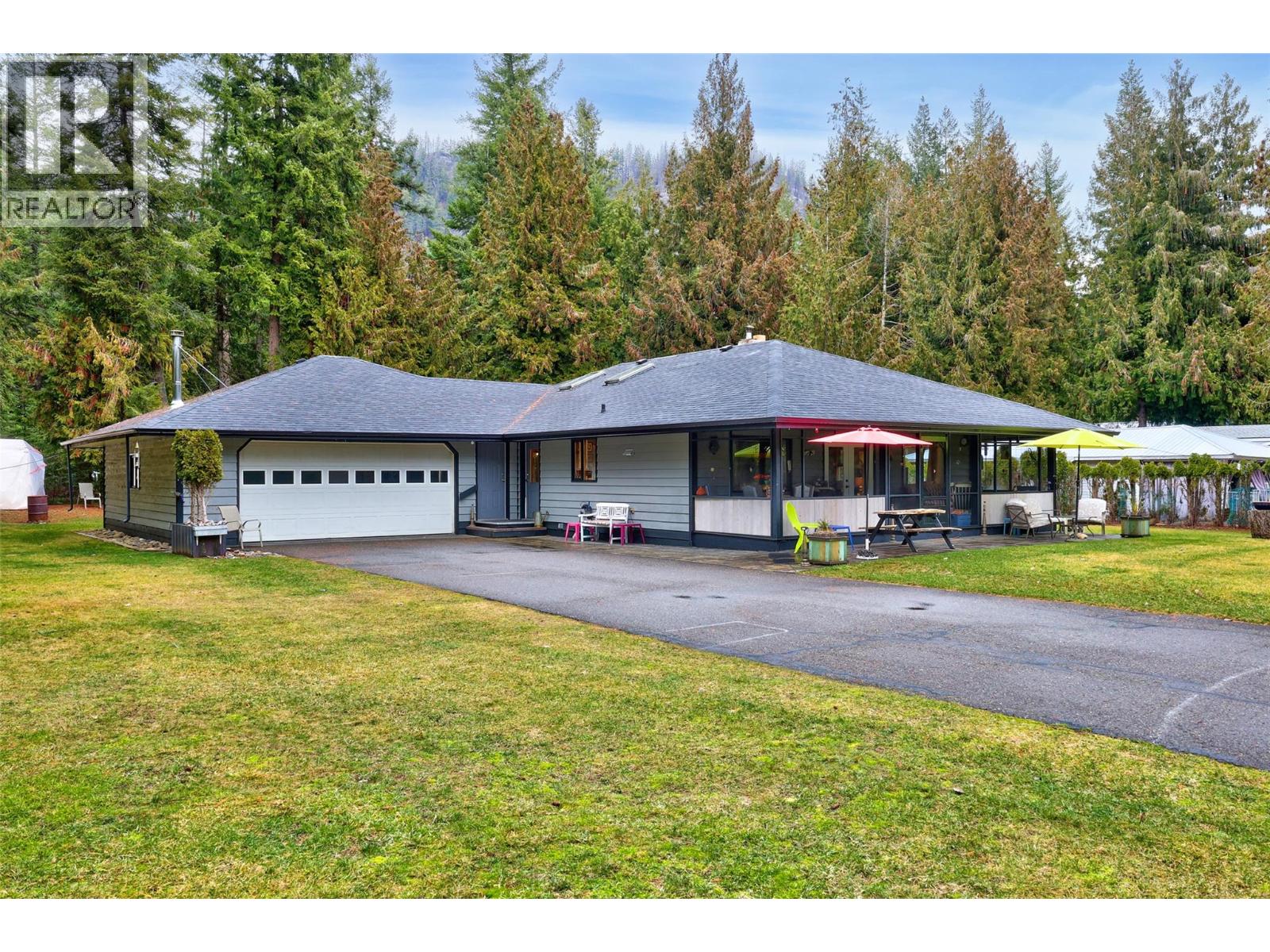  4061 Santa Road, Scotch Creek