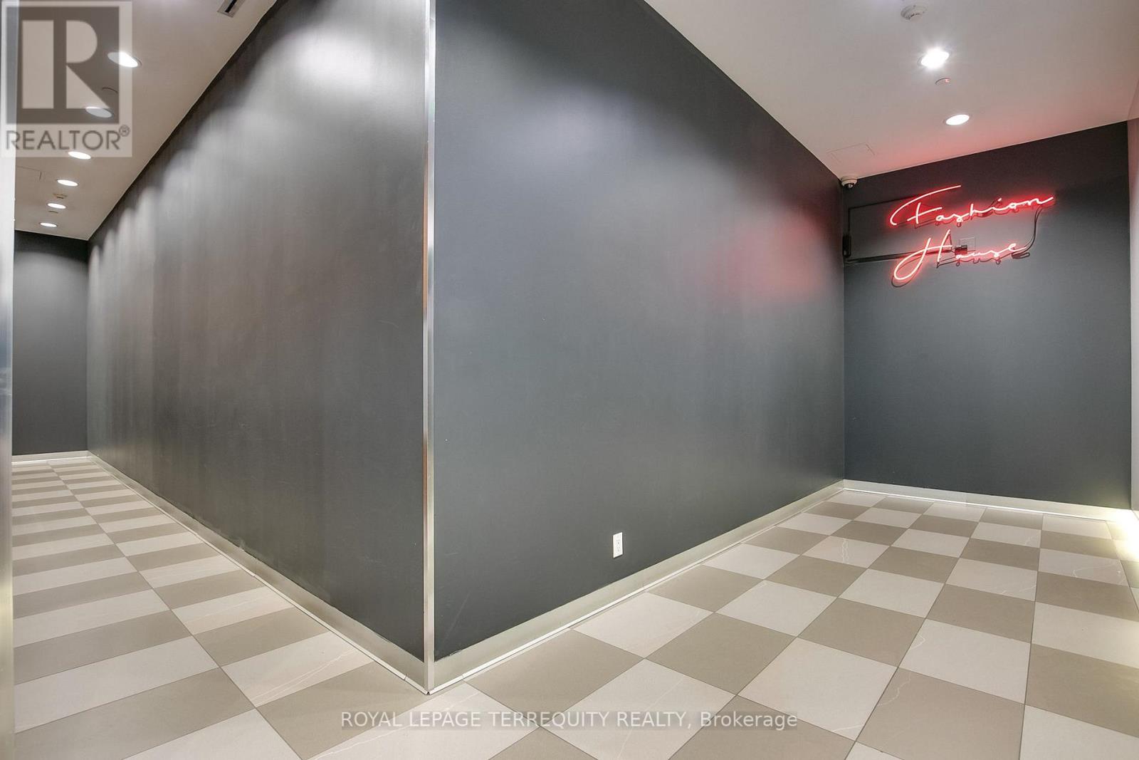 #523 560 KING STREET W - 32