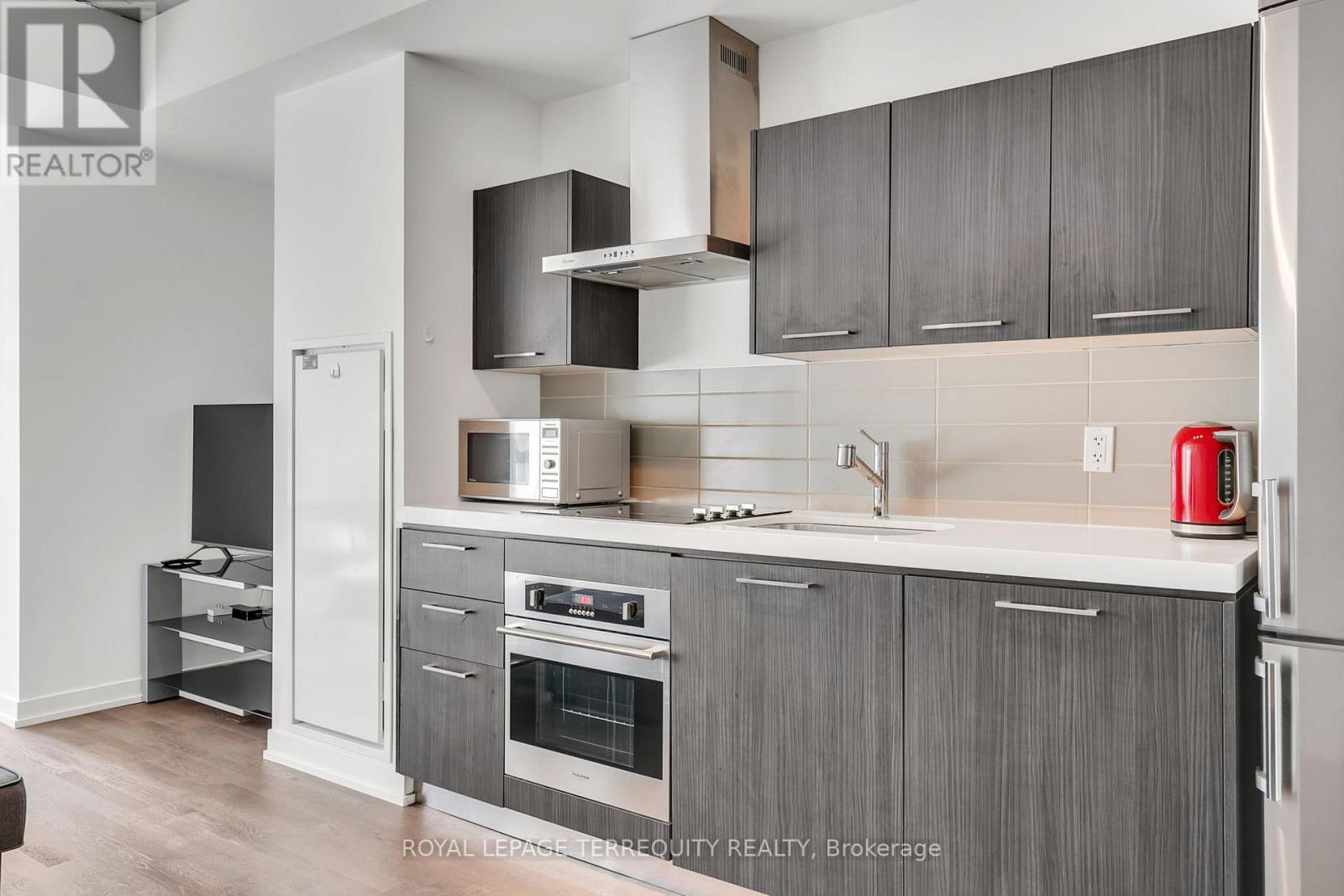 #523 560 KING STREET W - 7
