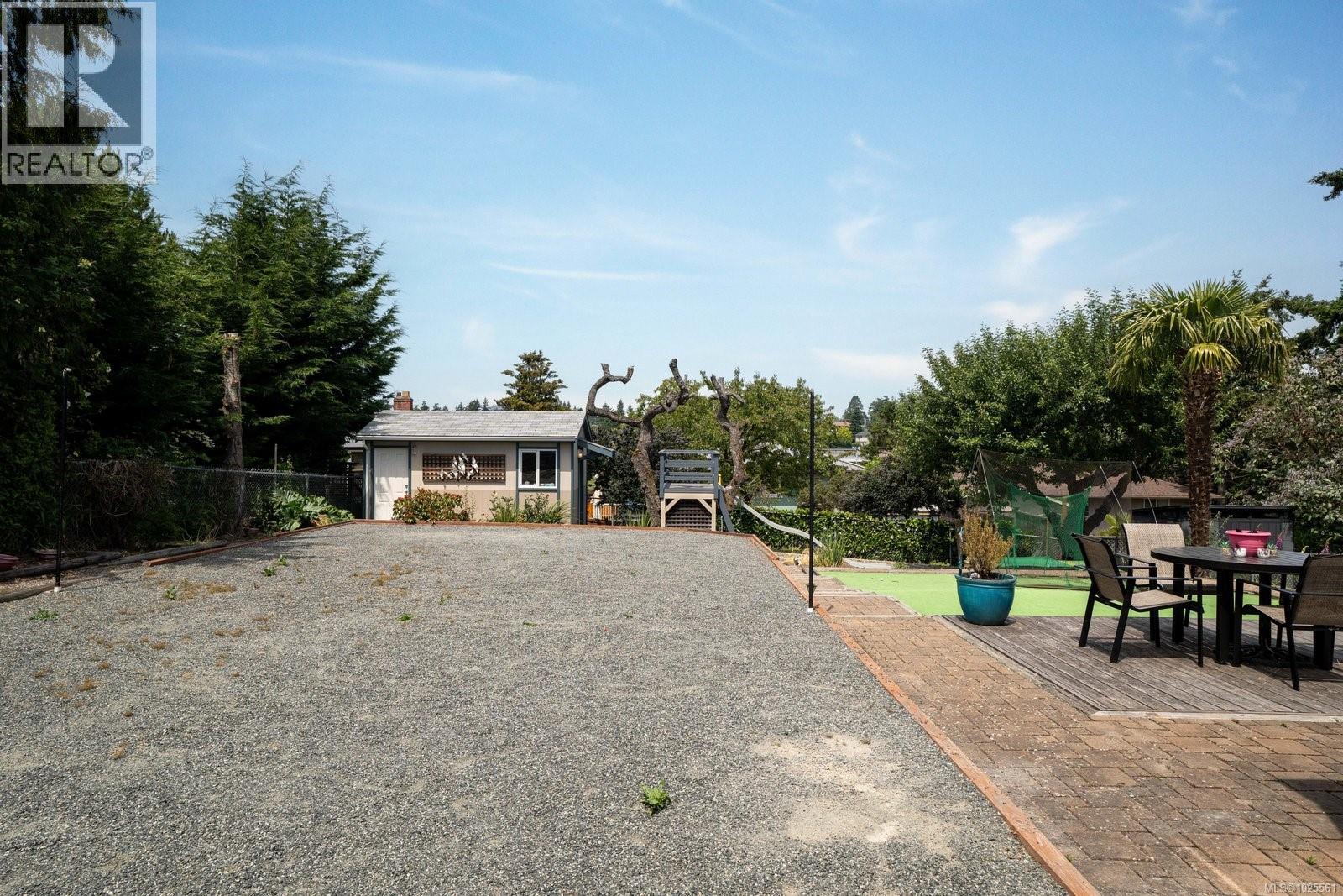  582 Baxter Avenue, Saanich