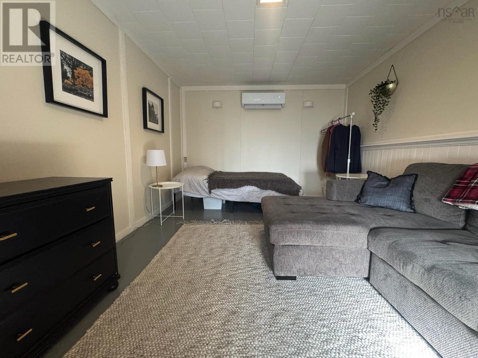 Single Family House Bungalow for Sale in   Highway Glendale 